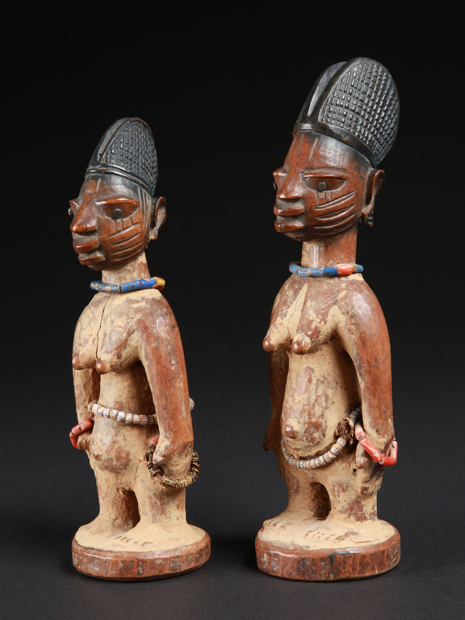 A Yoruba Pair of Twin Figures, "ere ibeji": Zwillingsfigurenpaar, "ere ibeji" Yoruba, Nigeria, Ibarapa (Region), Eruwa (Village) Ohne Sockel / without base Holz, Glasperlen. H 23 - 25 cm. Provenienz: - 1969: Jean-Louis Rinsoz (1932-1971), Vevey