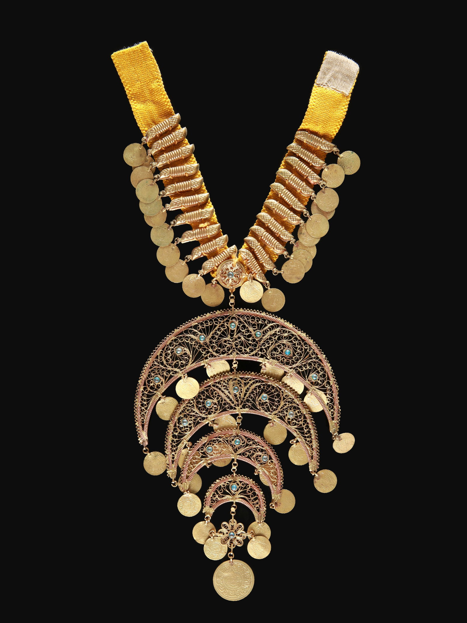 An Egyptian Choker with filigree crescent Pendants, "kirdan": Halsschmuck, "kirdan" Ägypten Ohne Sockel / without base Messing, Eisen, Textil. L 42 cm. Provenienz: Gérald Minkoff (1937-2009) und Muriel Olesen (1948-2020), Genf. Seit jeher begleitet und faszini