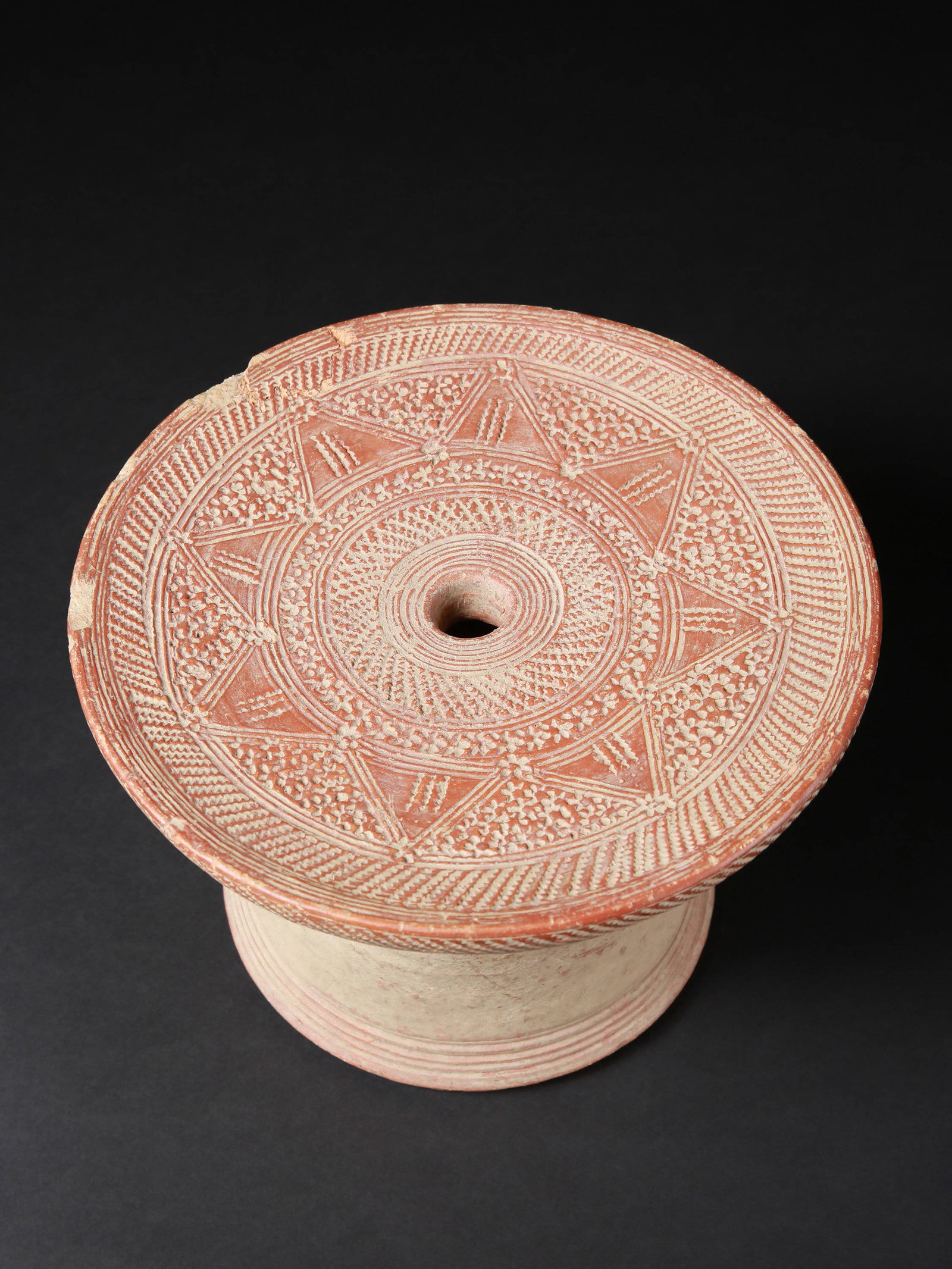 A Bozo Terracotta Woman Seat, "por tî": Terrakotta-Frauensitz, "por tî" Bozo. Mali Ohne Sockel / without base Terrakotta. H 18 cm. Provenienz: - lt. handschr. Notiz auf Etikette: Galerie Africana, Antonio Fiacco, Zürich (2002). - Gérald 