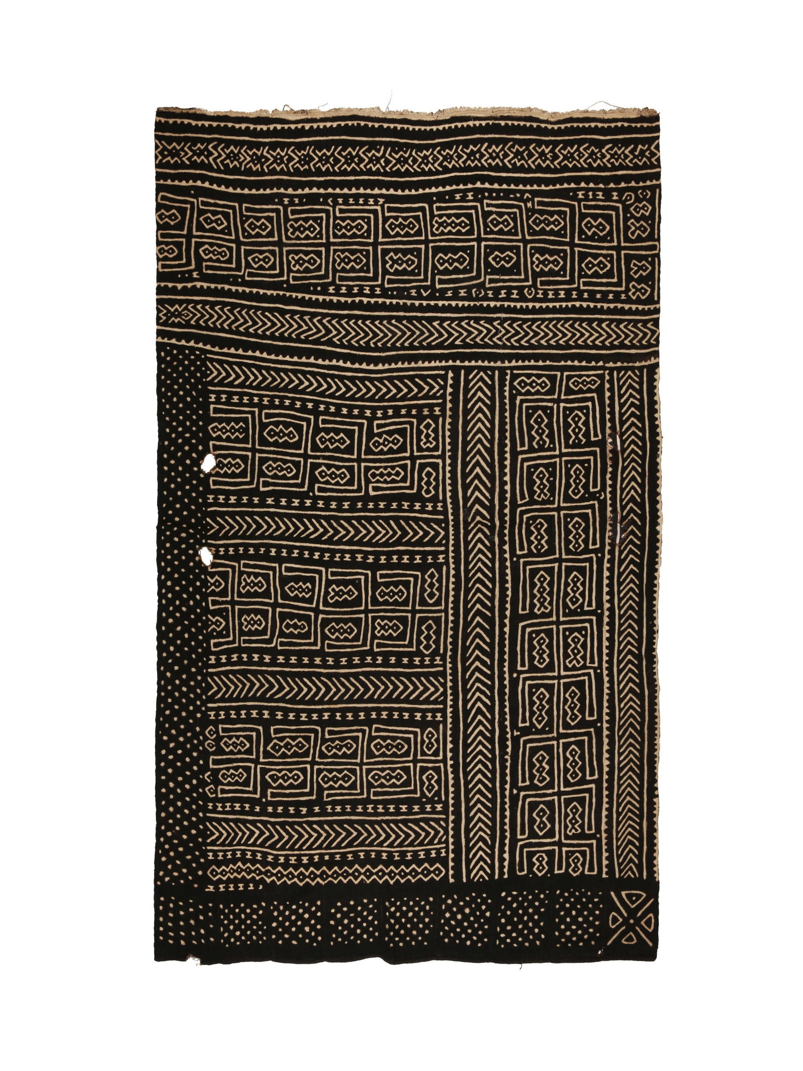 A Bamana Woven Fabric, "bògòlanfini" (mud-dyed cloth): Wickelgewand, "bògòlanfini" (Schlammtuch) Bamana. Mali Ohne Sockel / without base Baumwolle. B 107 cm. L 183 cm. Provenienz: Gérald Minkoff (1937-2009) und Muriel Olesen (1948-2020), Ge