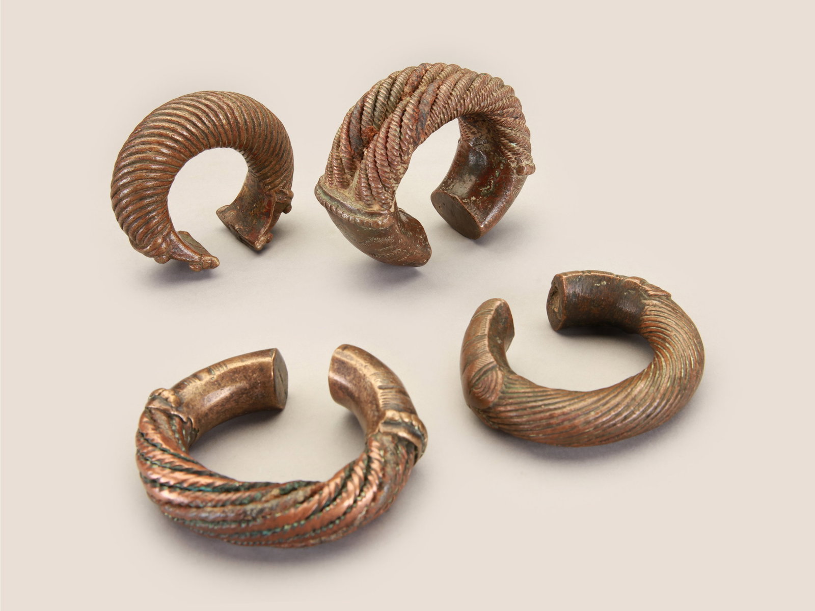 4 Bracelets: 4 Armreife Gurunsi / Frafra / Kapsiki. Burkina Faso / Kamerun Ohne Sockel / without base Kupferlegierungen. B 9,5 - 11 cm. Provenienz: Gérald Minkoff (1937-2009) und Muriel Olesen (1948-2020), Ge