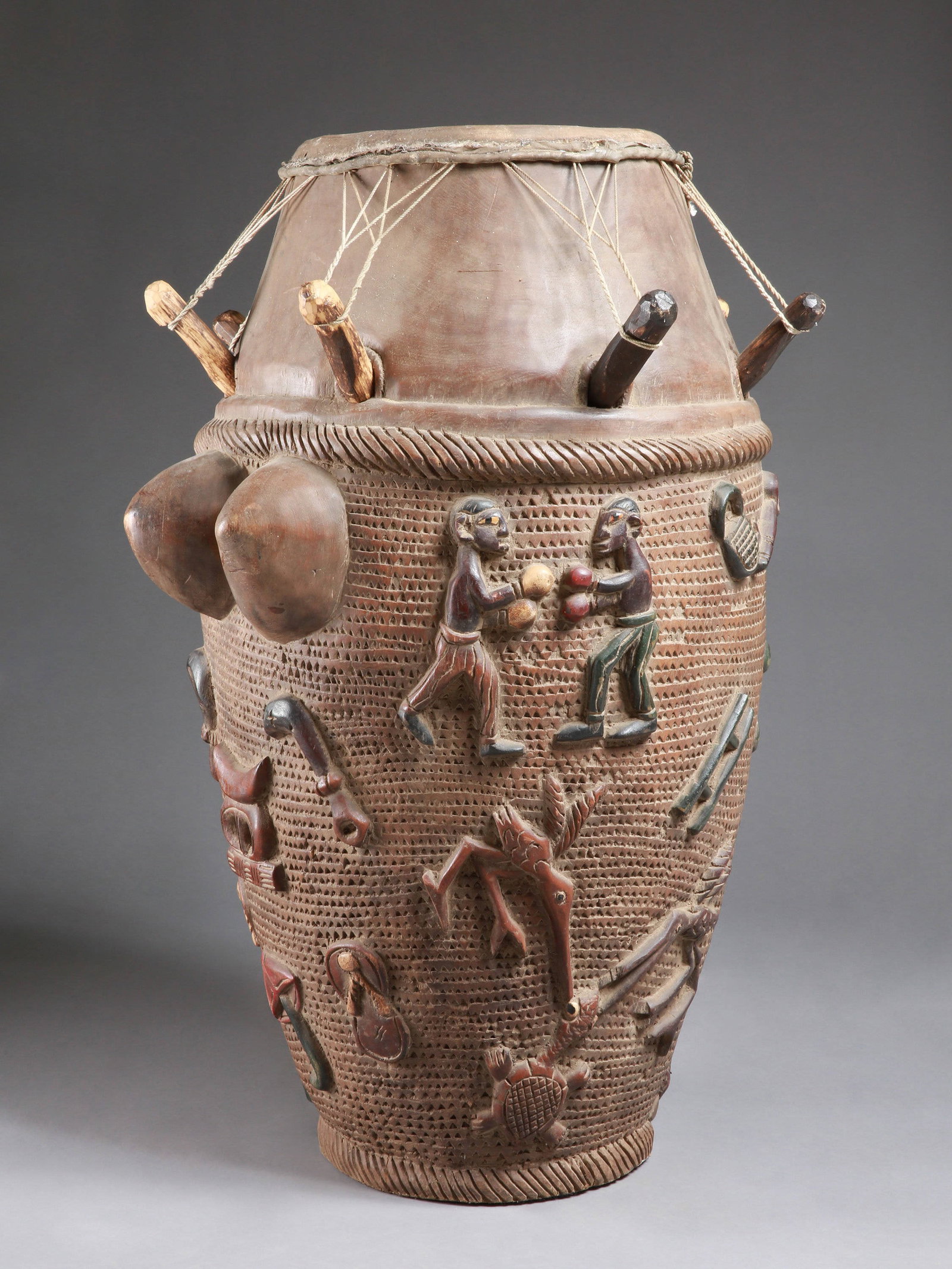 A Fante Drum: Standtrommel Akan, Fante. Ghana Ohne Sockel / without base Holz, Leder, Schnur. H 84 cm. Provenienz: Galerie Walu, Basel. Die Akan-Völker sind eine Gruppe sprachlich und kulturell verwandter Völker,
