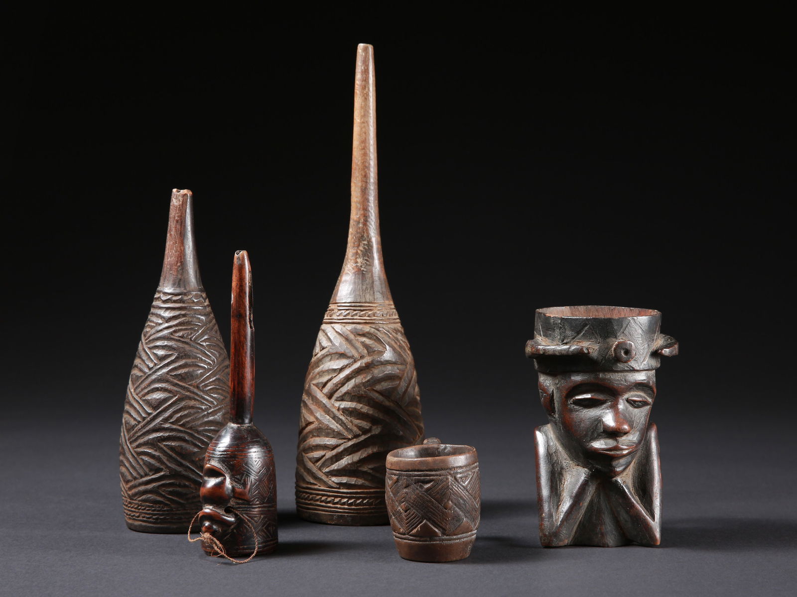 3 Kuba Clysters and 2 Kuba Palm Wine Drinking Cups: 3 Klistiere und 2 Palmwein-Becher Kuba. DR Kongo Ohne Sockel / without base Holz. H 5,5 -28 cm. Provenienz: Gérald Minkoff (1937-2009) und Muriel Olesen (1948-2020), Genf. Der Name "Kuba" kommt a
