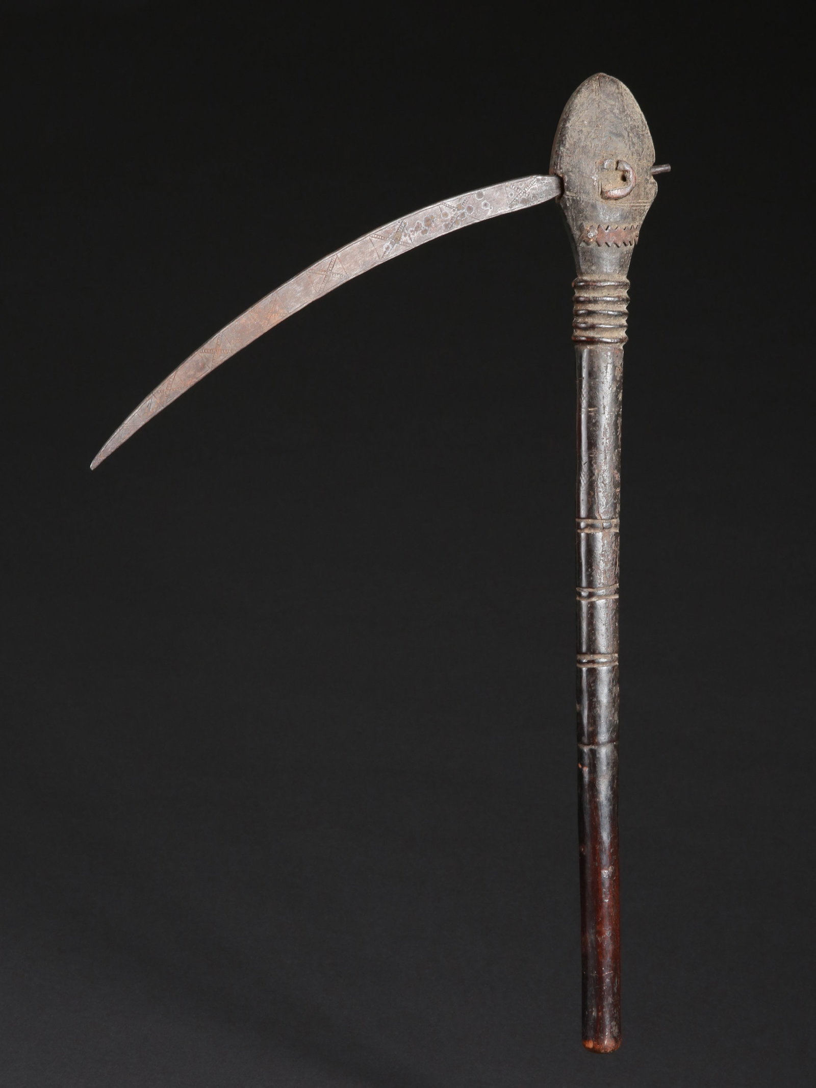 A Toma ceremonial Axe: Zeremonial-Axt (Szepter) Toma / Loma. Guinea / Liberia Ohne Sockel / without base Holz, Eisen. B 37 cm. L 55 cm. Provenienz: - Jean-Louis Rinsoz (1932-1971), Vevey. - Erben Jean-Louis Rinsoz, Westschw