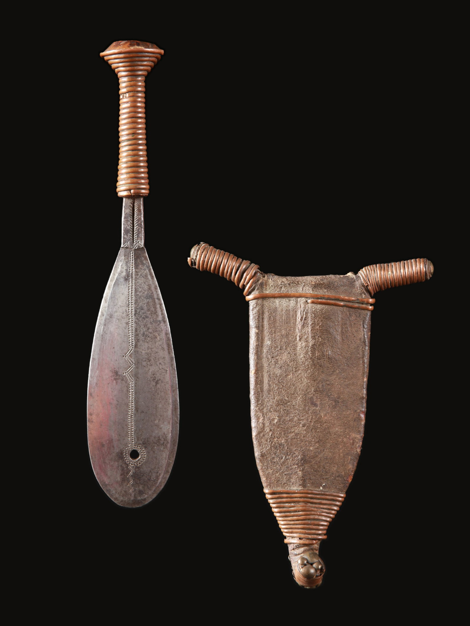A Yakoma Short Sword with Sheath, "basakpwa": Kurz-Schwert mit Scheide, "basakpwa" Yakoma / Ngbandi. DR Kongo Ohne Sockel / without base Holz, Eisen, Kupfer, Leder. H 36 cm. Provenienz: Gérald Minkoff (1937-2009) und Muriel Olesen (1948-2020
