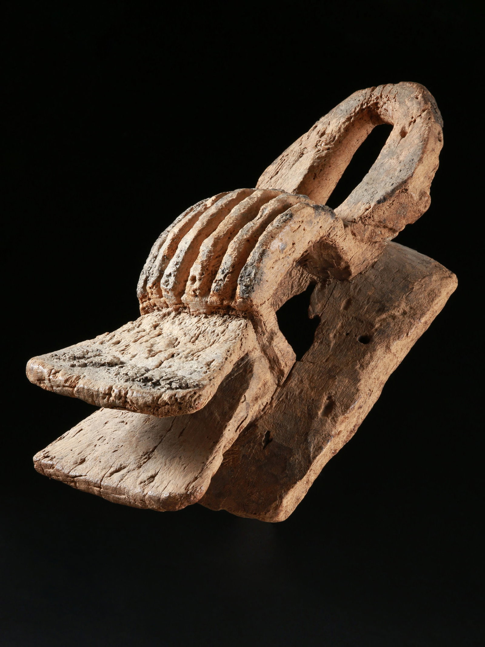 A Jompre Mask, "eloojao": Zoomorphe Maske, "eloojao" Jompre. Nigeria / Kamerun Mit Sockel / with base Holz. H 53 cm. Provenienz: - Galerie Raquel Montagut, Barcelona (1998). - 2008: Gérald Minkoff (1937-2009) und Muriel O