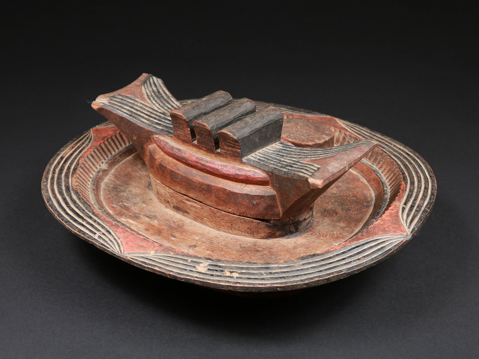 An Igbo Container for Kola Nuts, "okwa oji": Kolanuss Behälter, "okwa oji" Igbo. Nigeria Ohne Sockel / without base Holz. H 15 cm. L 39 cm. Provenienz: Hans-Joachim Struck (1934-2016), 1980er Jahre in Nigeria erworben. Kolanussbehälter