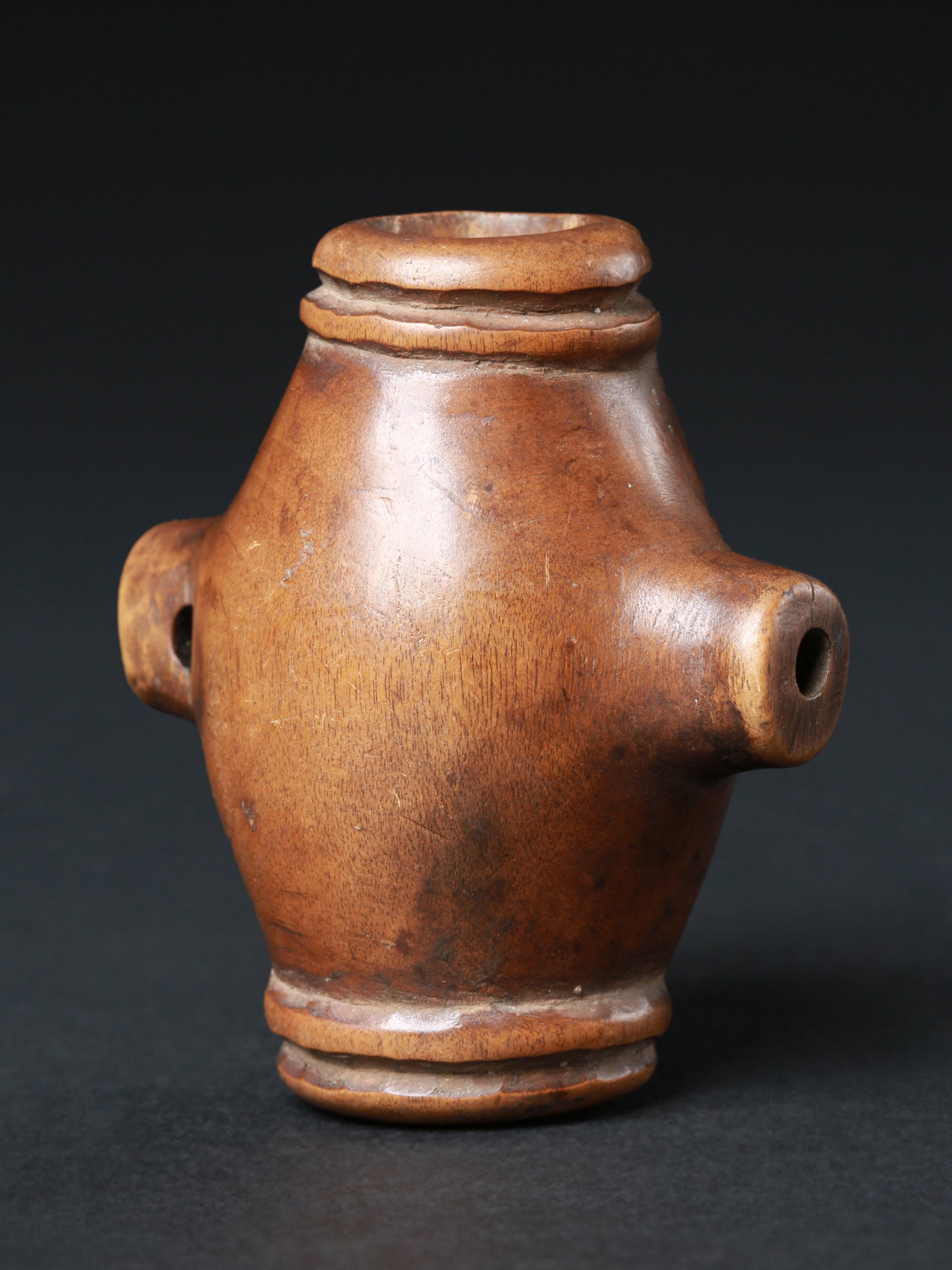 A Kuba Whistle: Signal-Pfeife Kuba. DR Kongo Ohne Sockel / without base Holz. H 6 cm. Provenienz: Gérald Minkoff (1937-2009) und Muriel Olesen (1948-2020), Genf. Aerophone kommen in ganz Afrika variantenreich vor, w