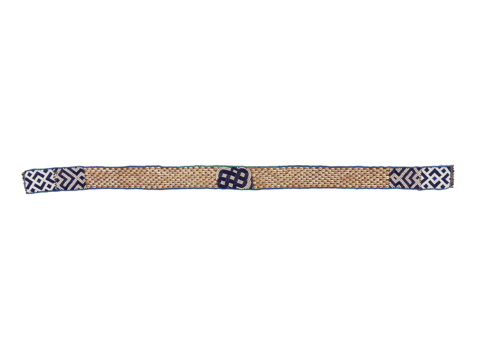A Kuba Belt: Gürtel Kuba. DR Kongo Ohne Sockel / without base Glasperlen, Kaurischnecken, Textil. B 9 cm. L 163 cm. Provenienz: Gérald Minkoff (1937-2009) und Muriel Olesen (1948-2020), Genf. Der Name "K