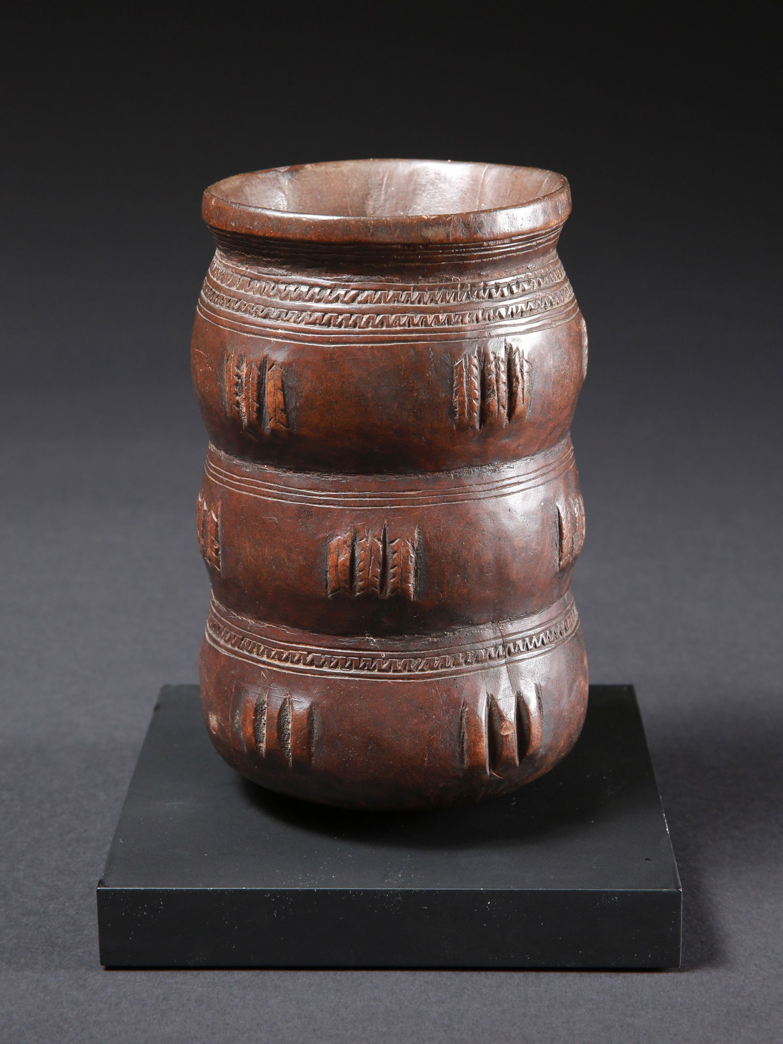 A Bushoong Palmwine Cup, "mbwoog ntey": Palmwein-Becher, "mbwoog ntey" Bushoong. DR Kongo Ohne Sockel / without base Holz. H 17 cm. Provenienz: Gérald Minkoff (1937-2009) und Muriel Olesen (1948-2020), Genf. Publiziert: Minkoff, Gé