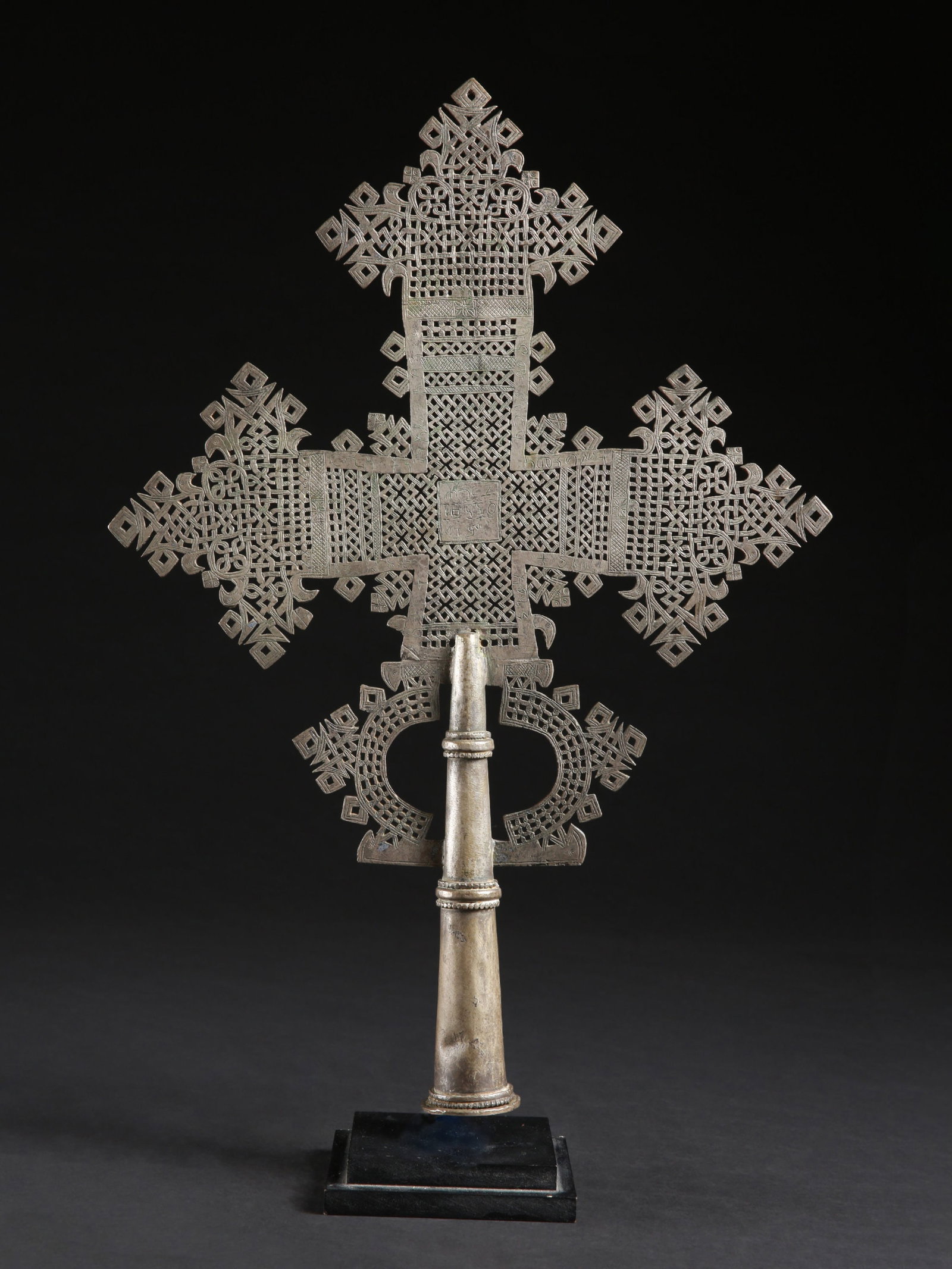 An Amhara Processional Cross, "yämäsor mäsqäl": Prozessions-Kreuz, "yämäsor mäsqäl" Amhara / Agaw / Tigrinya. Äthiopien Mit Sockel / with base Silber. H 51 cm. Provenienz: Gérald Minkoff (1937-2009) und Muriel Olesen (1948-2020), Genf. Das Kr