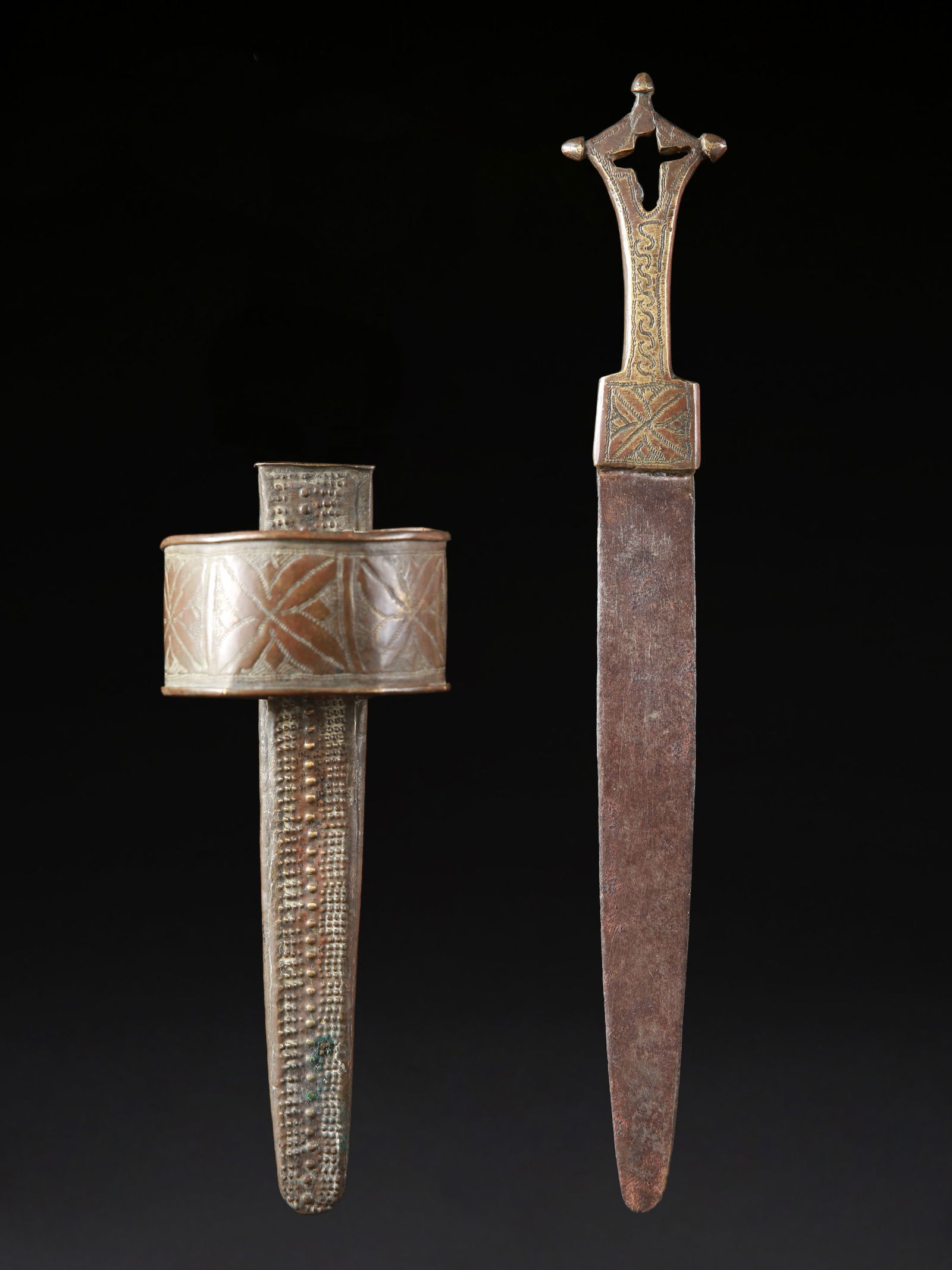 A Tuareg Arm Dagger with Sheath, "telek": Armdolch mit Scheide, "telek" Tuareg. Sahelzone Ohne Sockel / without base Kupferlegierungen, Eisen. H 35 cm. Provenienz: Gérald Minkoff (1937-2009) und Muriel Olesen (1948-2020), Genf. Zeremonia