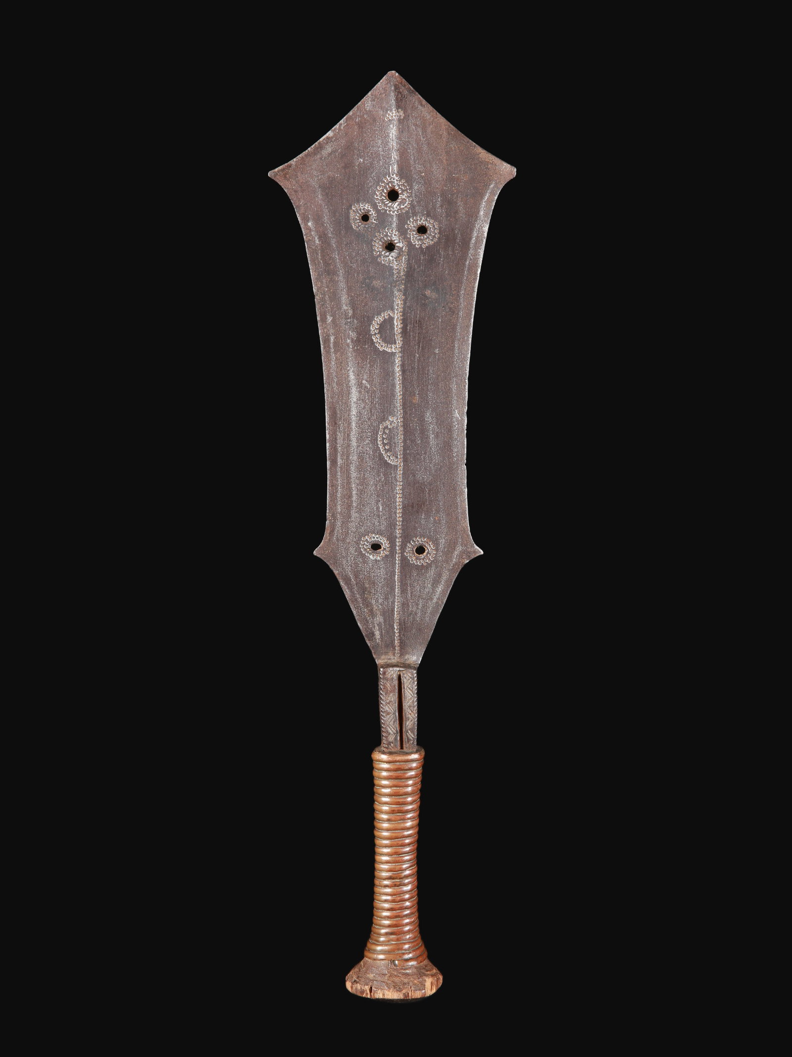 A Yakoma Short Sword, "basakpwa": Kurzschwert, "basakpwa" Yakoma / Ngbandi. DR Kongo Ohne Sockel / without base Eisen, Holz, Kupfer. H 36 cm. Provenienz: Gérald Minkoff (1937-2009) und Muriel Olesen (1948-2020), Genf. Zeremonialw