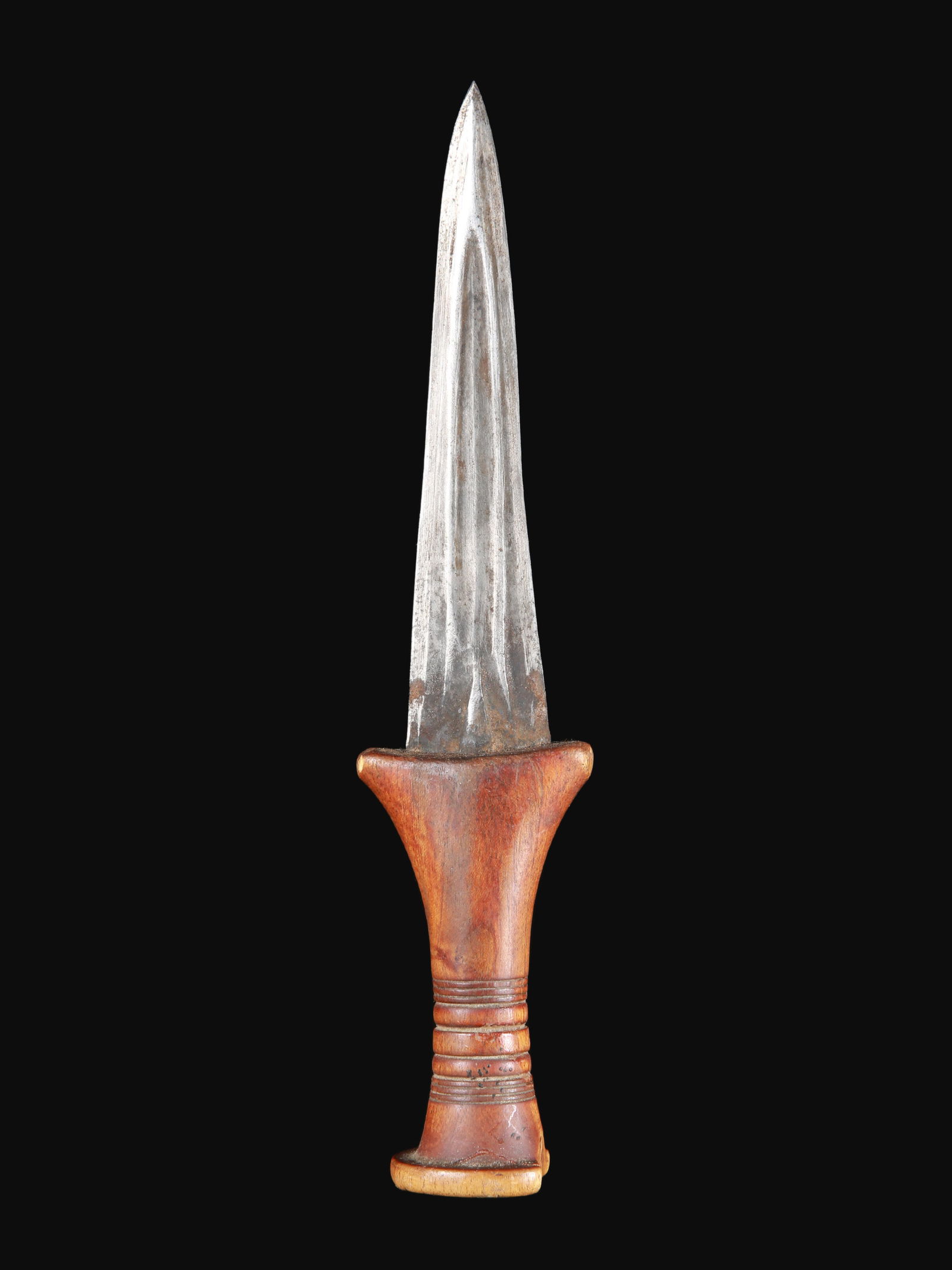 A Fur Arm Dagger with Sheath: Armdolch mit Scheide Fur / Nuba. Sudan Ohne Sockel / without base Eisen, Holz, Leder. H 24 cm. Provenienz: Gérald Minkoff (1937-2009) und Muriel Olesen (1948-2020), Genf (1978 in situ erworben).