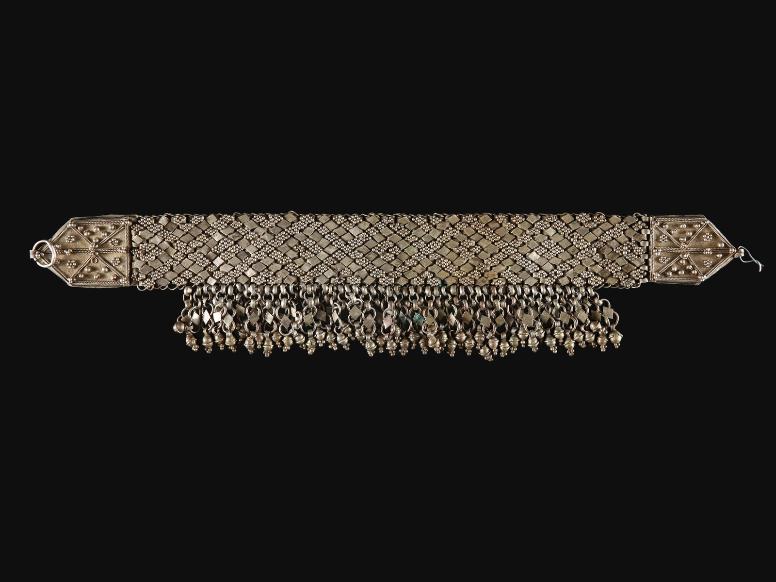A Yemeni Women's Headdress from Sana'a: Kopfschmuck aus Sana'a Jemen, Sana'a (Stadt) Ohne Sockel / without base Silber. H 9 cm. L 43,5 cm. Provenienz: Gérald Minkoff (1937-2009) und Muriel Olesen (1948-2020), Genf. --------------------