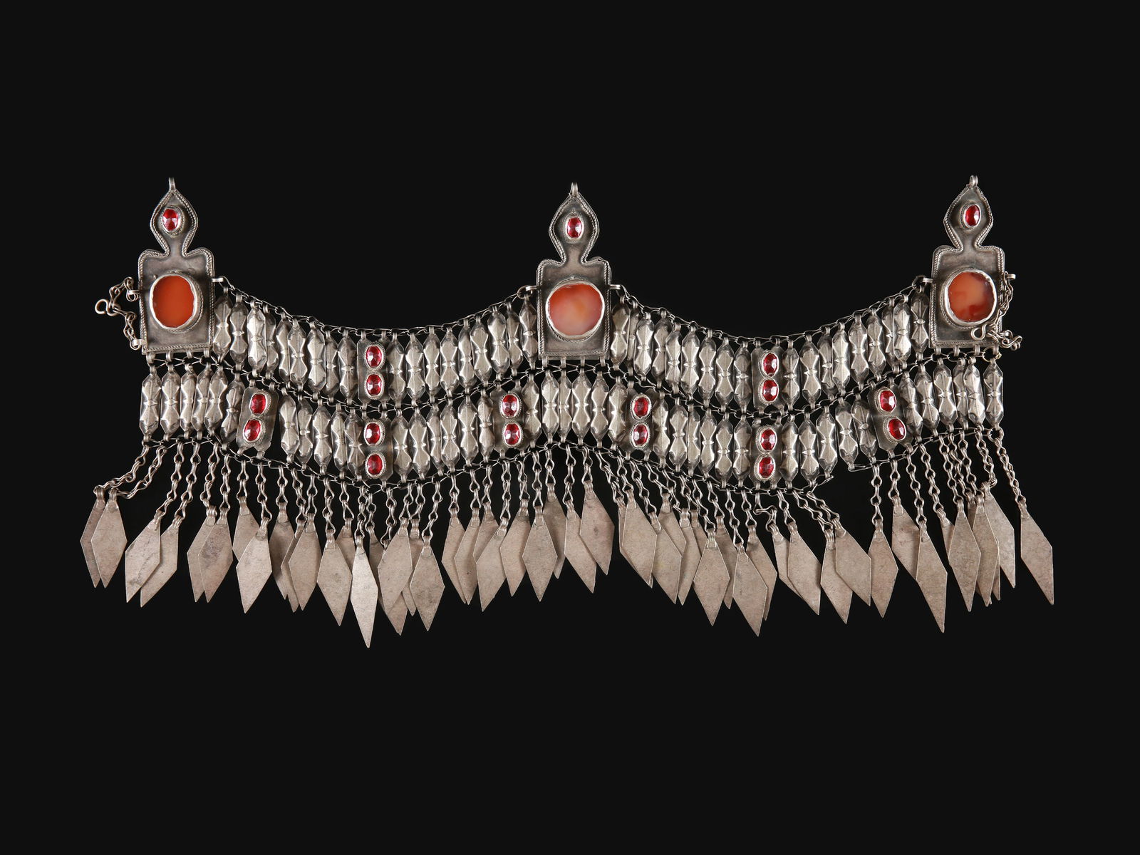 An Ersari Decoration of a girl's Hood, "sünsüle": Verzierung einer Mädchenhaube, "sünsüle" Ersari / Yomud. Turkmenistan Ohne Sockel / without base Silber, Karneol. H 20 cm. L 45,5 cm. Provenienz: Gérald Minkoff (1937-2009) und Mur