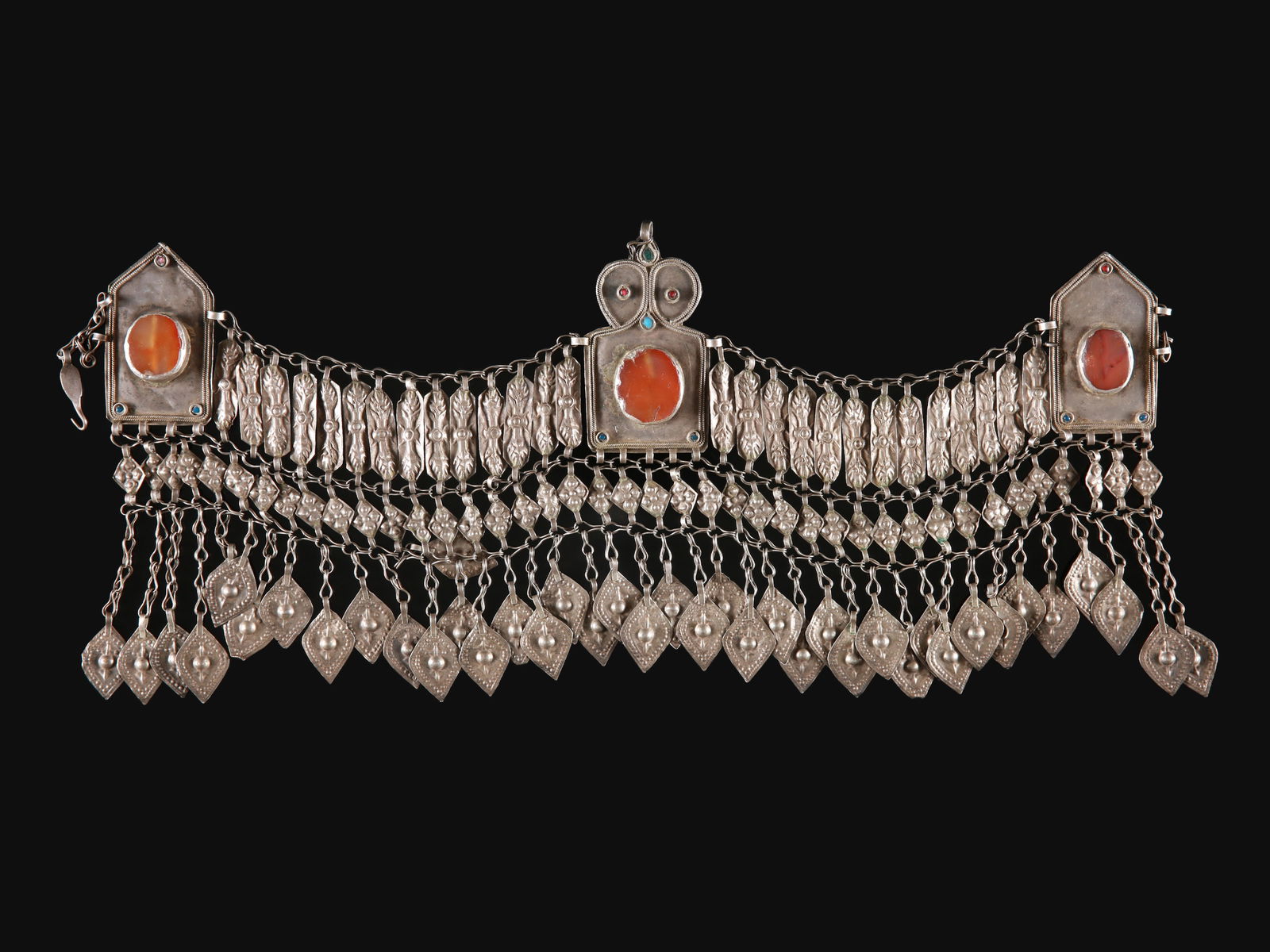 An Ersari Decoration of a girl's Hood, "sünsüle": Verzierung einer Mädchenhaube, "sünsüle" Ersari / Yomud. Turkmenistan Ohne Sockel / without base Silber, Karneol. H 16 cm. L 39 cm. Provenienz: Gérald Minkoff (1937-2009) und Murie