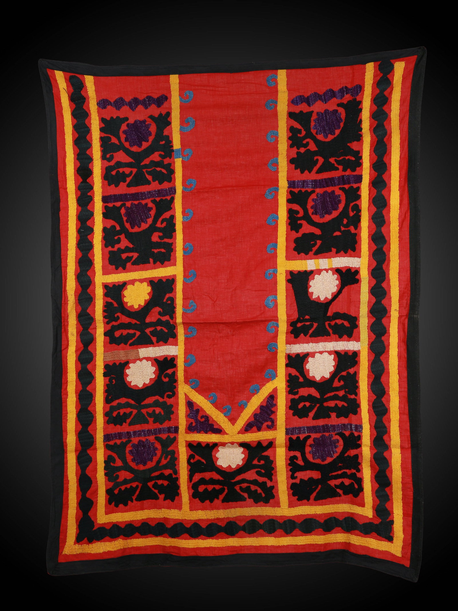 An Uzbek Prayer Rug, "suzani": Gebetsteppich, "suzani" Usbekistan Ohne Sockel / without base Baumwolle. B 91 cm. L 126 cm. Provenienz: Gérald Minkoff (1937-2009) und Muriel Olesen (1948-2020), Genf. ---------------------------