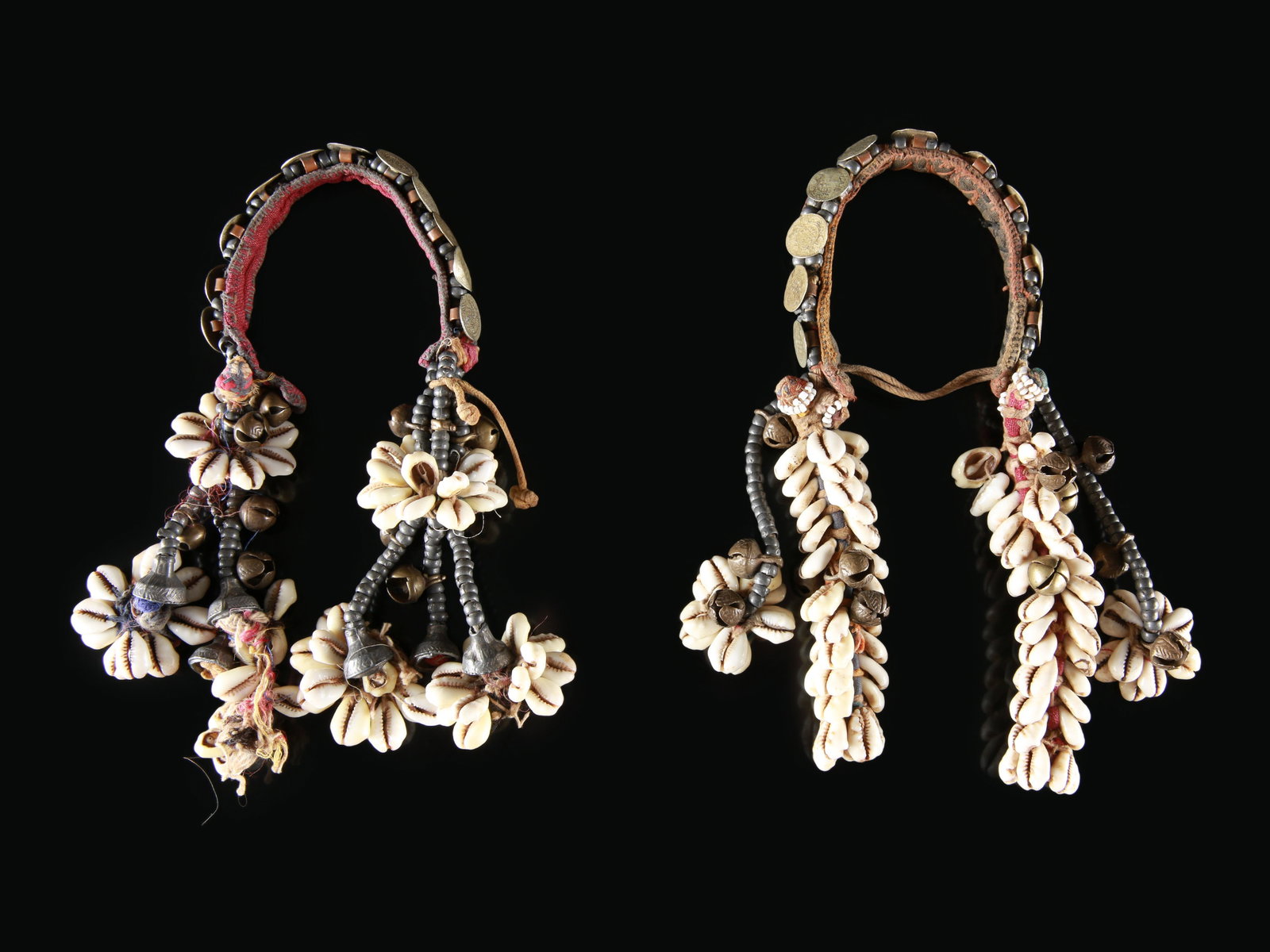 2 Banjara Upper Arm Ornaments: 2 Oberarm-Schmuckbänder Banjara / Gujarat. Indien, Rajasthan Ohne Sockel / without base Silber, Textil, Bronze, Kaurischnecken. L 22 - 23 cm. Provenienz: Gérald Minkoff (1937-2009) und Murie