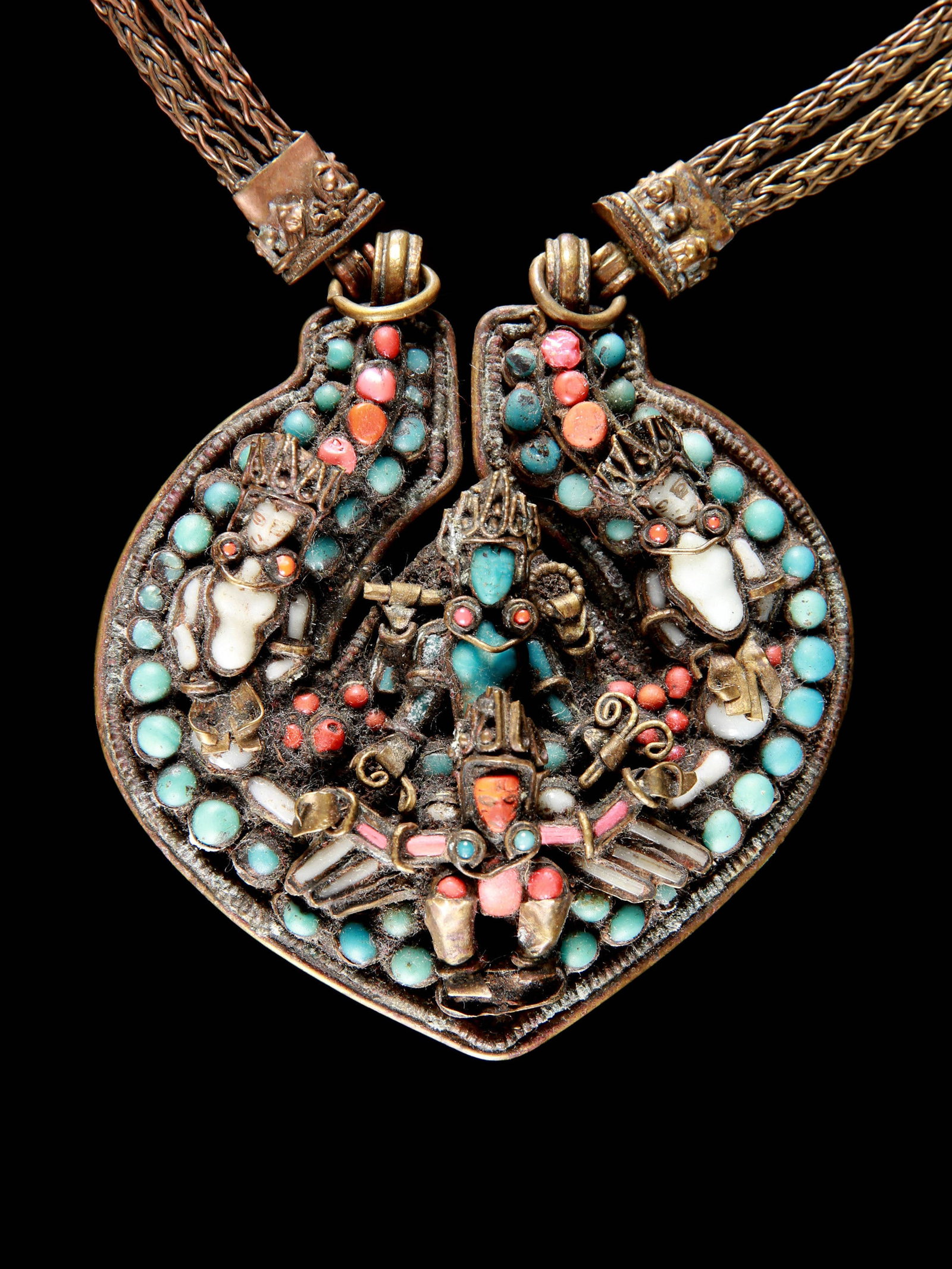 A Tibetan Necklace with Pendant: Collier mit Anhänger Tibet Ohne Sockel / without base Silber, Bronze, Türkis, Glasperlen. H Anhänger: 8 cm. L 38 cm. Provenienz: Schweizer Privatsammlung, Basel. CHF 100 / 200