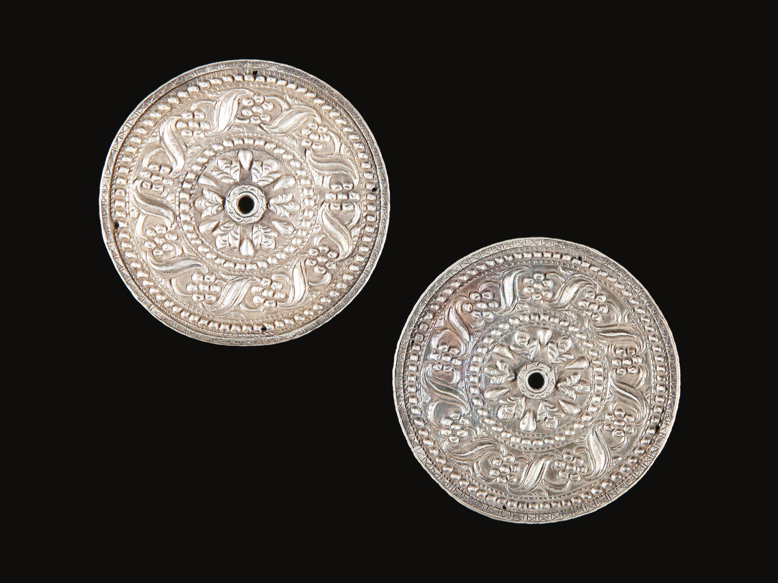 A Bugis Pair of Talismanic Discs, "kuwari / kawari": Scheibenförmiges Amulett-Paar, "kuwari / kawari" Bugis. Indonesien, Sulawesi, Flores Insel Ohne Sockel / without base Silber. Ø 6,5 cm. Provenienz: Gérald Minkoff (1937-2009) und Muriel