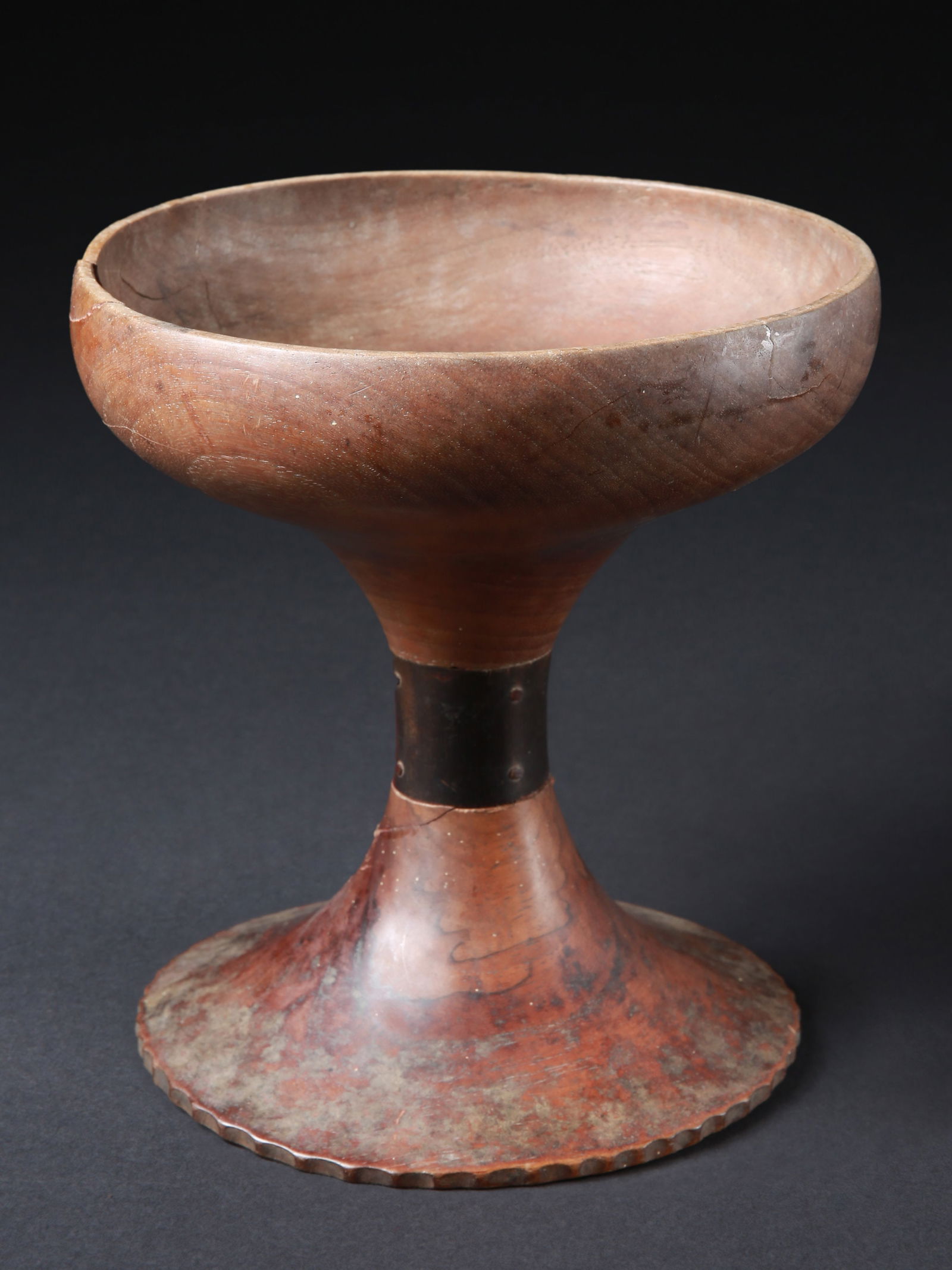 A Torajan Rice Cup, "dulong": Reisbecher, "dulong" Toraja. Indonesien, Sulawesi Ohne Sockel / without base Holz. H 22 cm. Provenienz: - Gérald Minkoff (1937-2009) und Muriel Olesen (1948-2020), Genf. - Hammer Auktionen, Basel