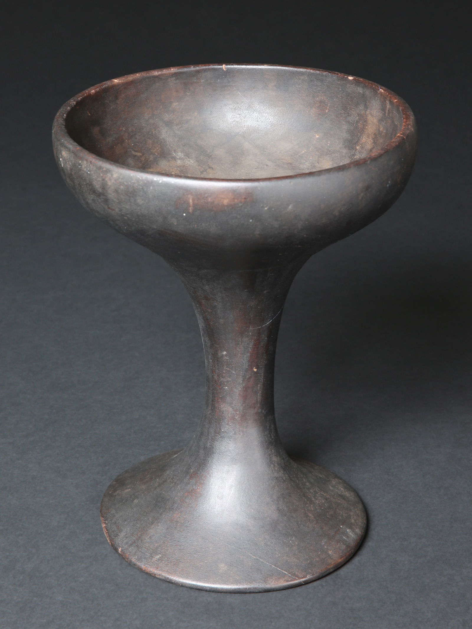 A Torajan Rice Cup, "dulong": Reisbecher, "dulong" Toraja. Indonesien, Sulawesi Ohne Sockel / without base Holz. H 27 cm. Provenienz: Westschweizer Privatsammlung. CHF 200 / 400