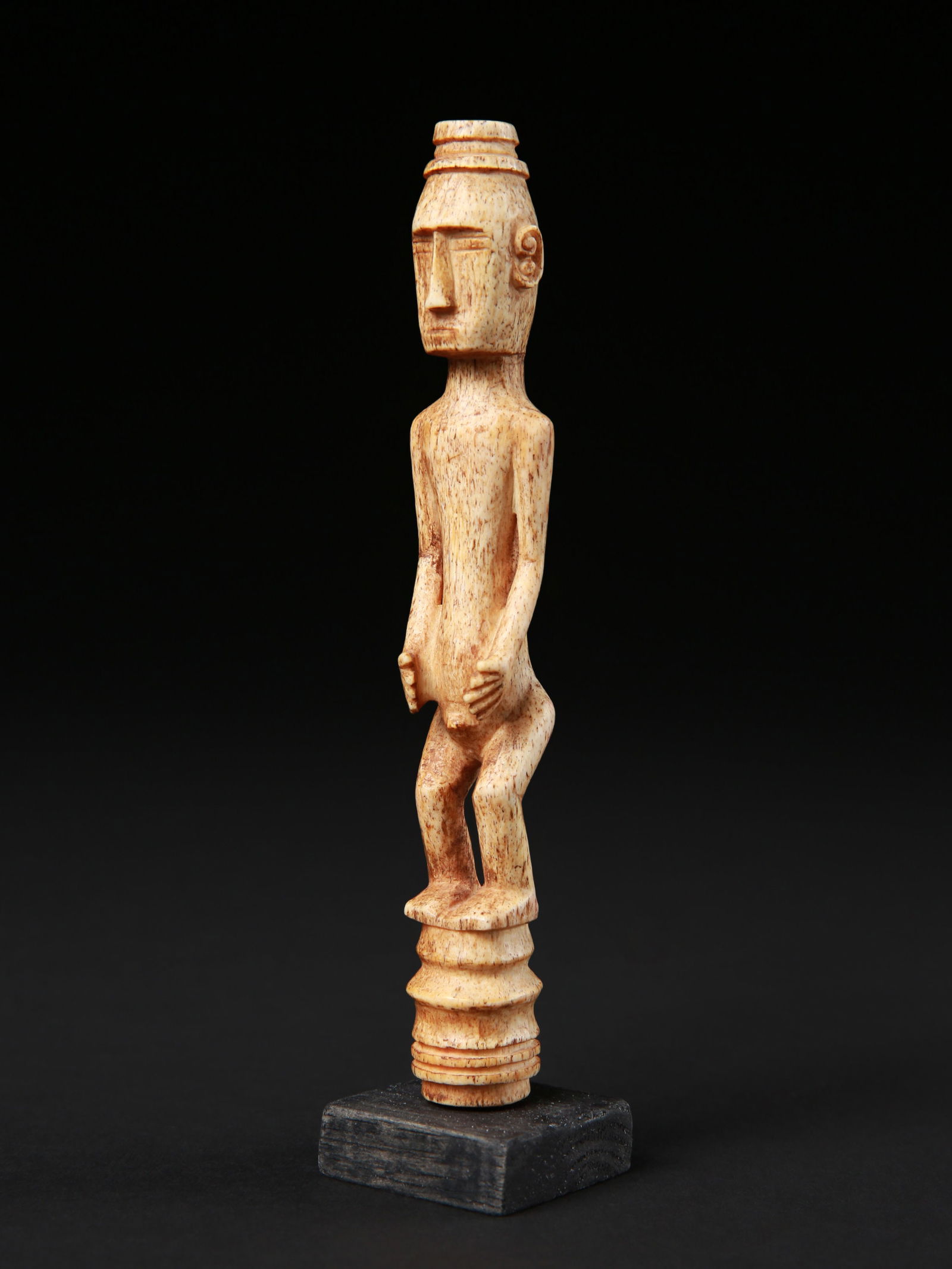 A Timor Bone Figure: Ahnen-Figur Timor Insel, Indonesien Mit Sockel / with base Knochen. H 15 cm. Provenienz: - Galerie La Folie Bleue, Paris. - Schweizer Privatsammlung, Basel. CHF 100 / 200