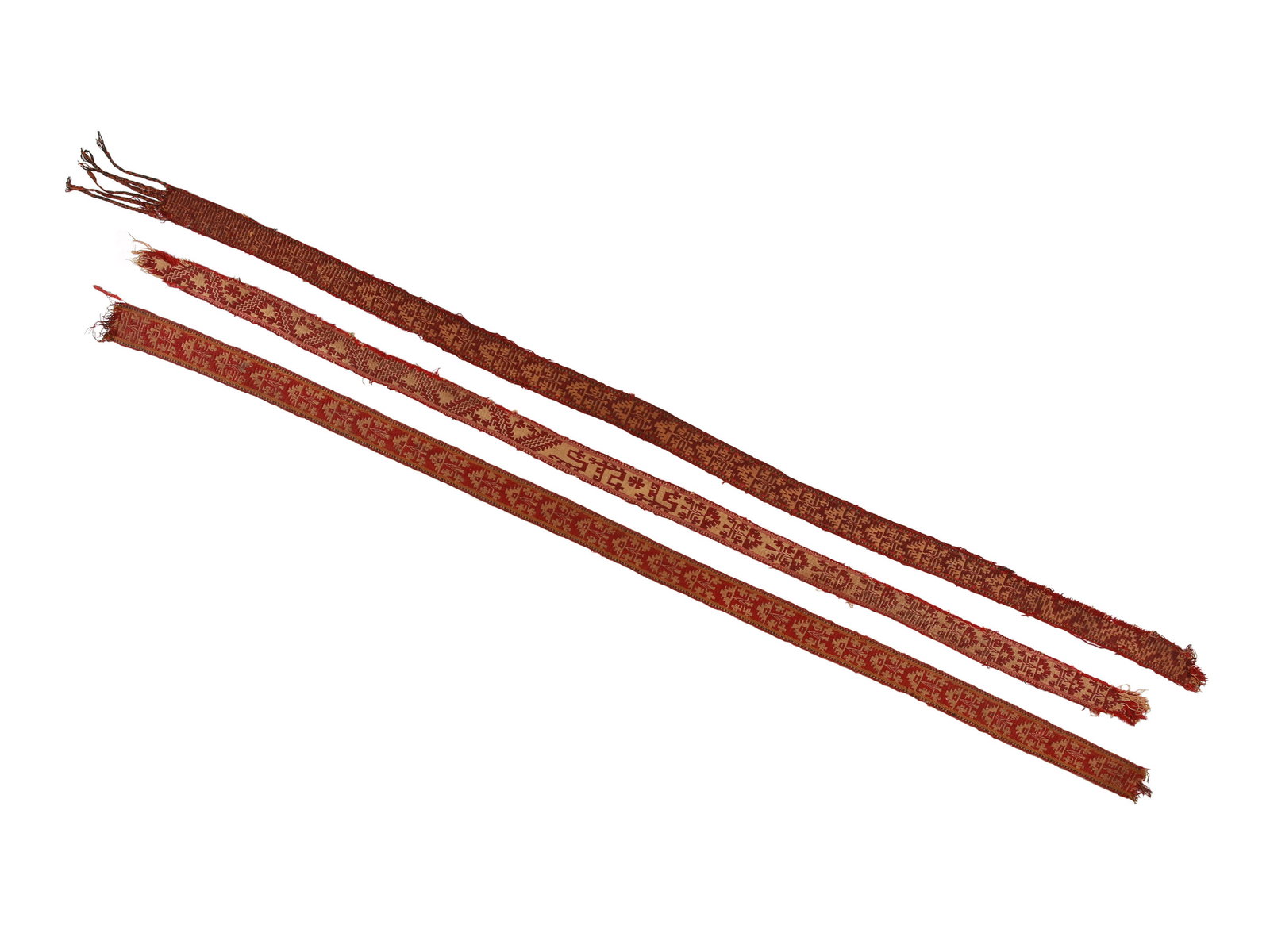 3 Tboli (?) embroided Headbands: 3 bestickte Stirnbänder Tboli (?). Mindanao Insel, Philippinen Ohne Sockel / without base Baumwolle. B 6 - 7 cm. L 201 - 208 cm. Provenienz: Gérald Minkoff (1937-2009) und Muriel Olesen (194