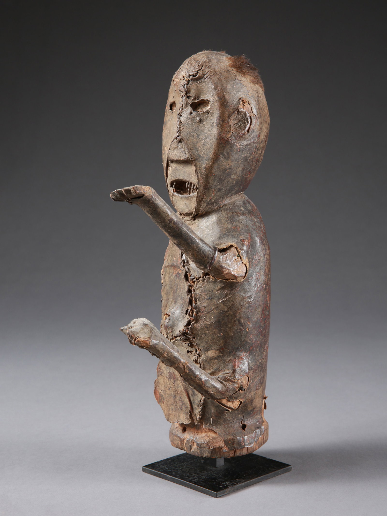 An Anyang anthropomorphic Headdress, "tukum": Anthropomorpher Kopfaufsatz, "tukum" Anyang. Kamerun Mit Sockel / with base Holz, Leder, Haar. H 30 cm. Provenienz: - lt. Sammlungsblatt: Jean-Michel Huguenin, Galerie Majestic, Paris (1989). - Sandro