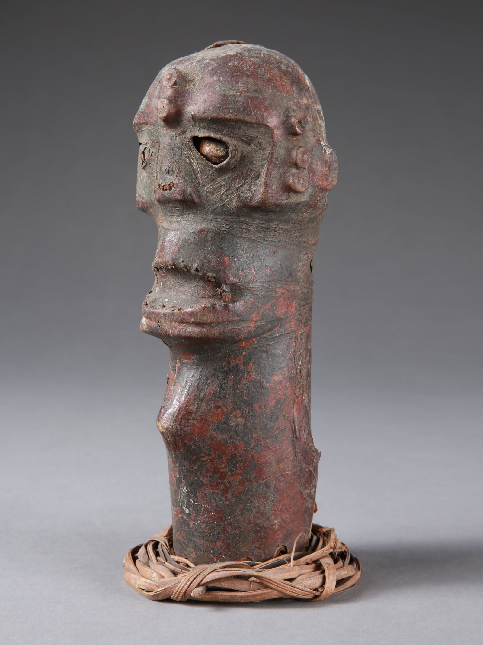 A Widekum Headdress, anthropomorphic Head, "tukum": Kopfaufsatz, anthropomorpher Kopf Widekum. Kamerun Ohne Sockel / without base Holz, Leder, Rattan. H 23 cm. Provenienz: - lt. Sammlungsblatt: Jean-Michel Huguenin, Galerie Majestic, Paris, 1991. - San