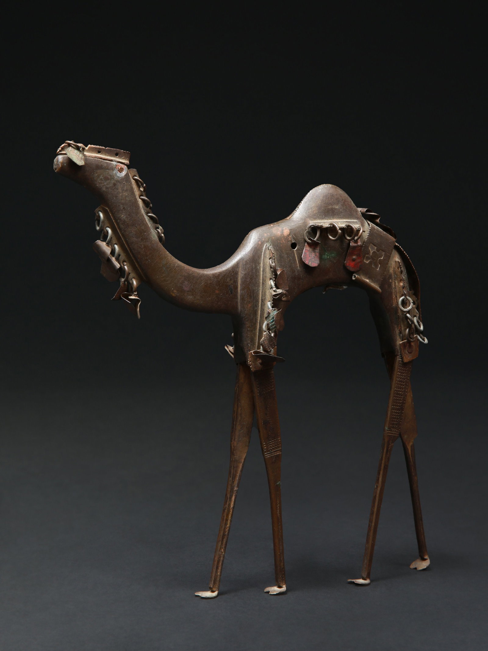A Tuareg Miniature of a Dromedary: Miniatur eines Dromedars Tuareg. Algerien, Lybien, Mali, Niger, Burkina Faso Ohne Sockel / without base Kupferlegierung. H 22 cm. Provenienz: - Otto und Heinz Jappert, Basel. - 2014: Galerie Walu, Z&#
