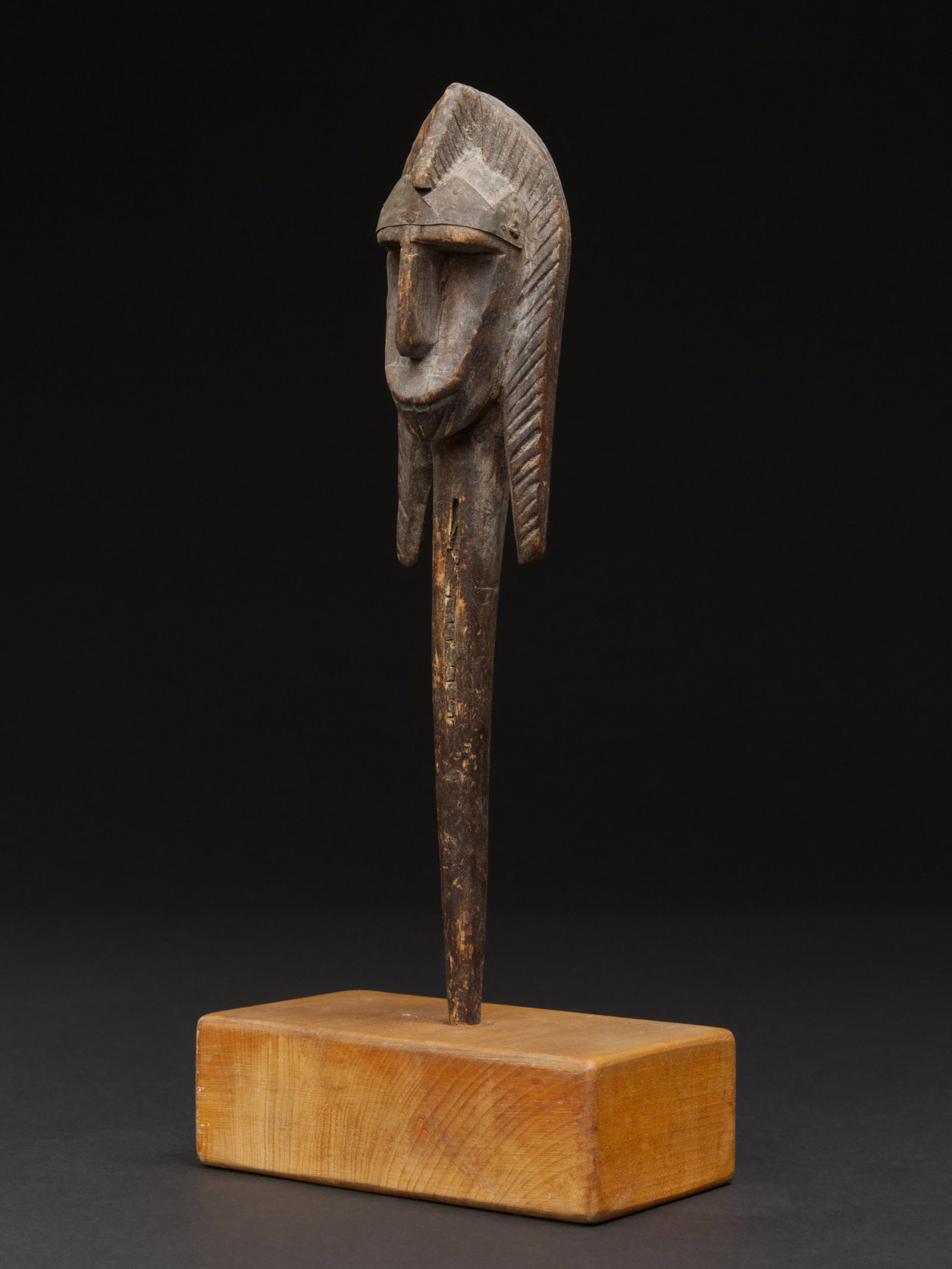 A Bamana Head of a Marionette, "merekun": Kopf einer Marionette, "merekun" Bamana. Mali Mit Sockel / with base Holz, Messing. H 29,5 cm. Provenienz: Urs Rickenbacher (1942-2024), Basel. Marionette aus dem Sogo bò-Theater. Darstellung der
