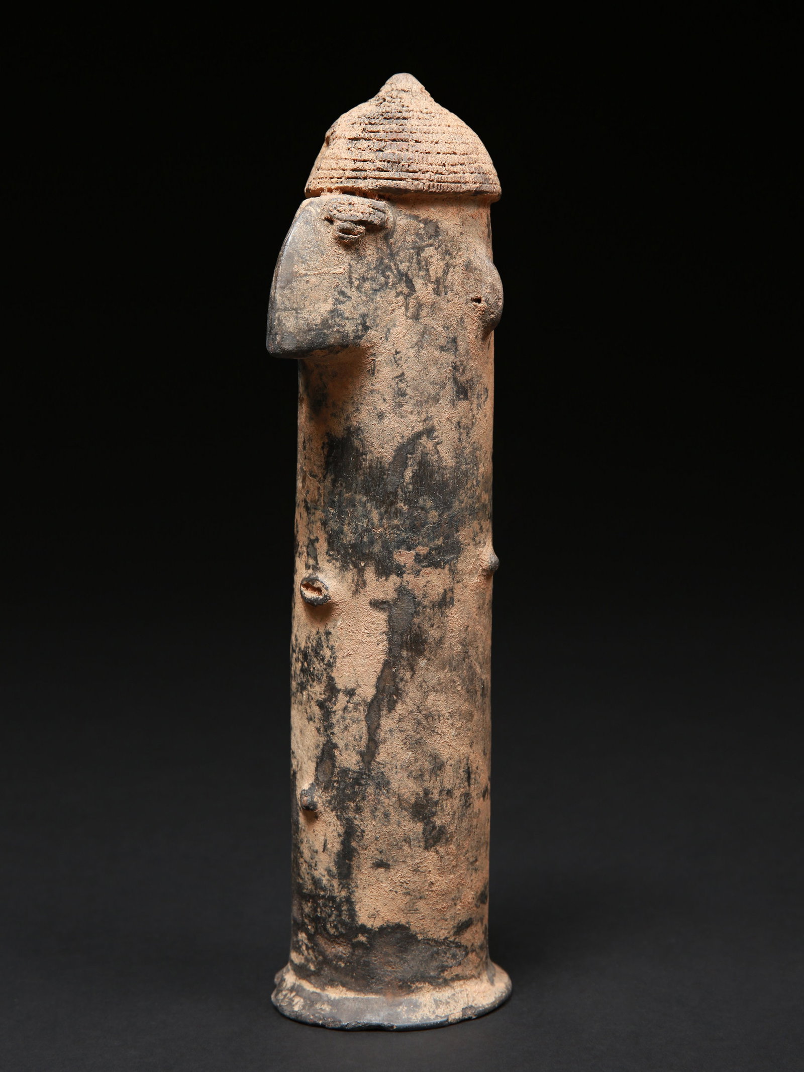 A Bura-Asinda-Sikka anthropomorphic Head: Anthropomorpher Kopf Bura-Kultur. Niger Ohne Sockel / without base Terrakotta. H 25.5 cm. Provenienz: Schweizer Privatsammlung, Basel. Durch Sand-Verwehungen im Nordwesten von Niamey, der Hauptstadt d