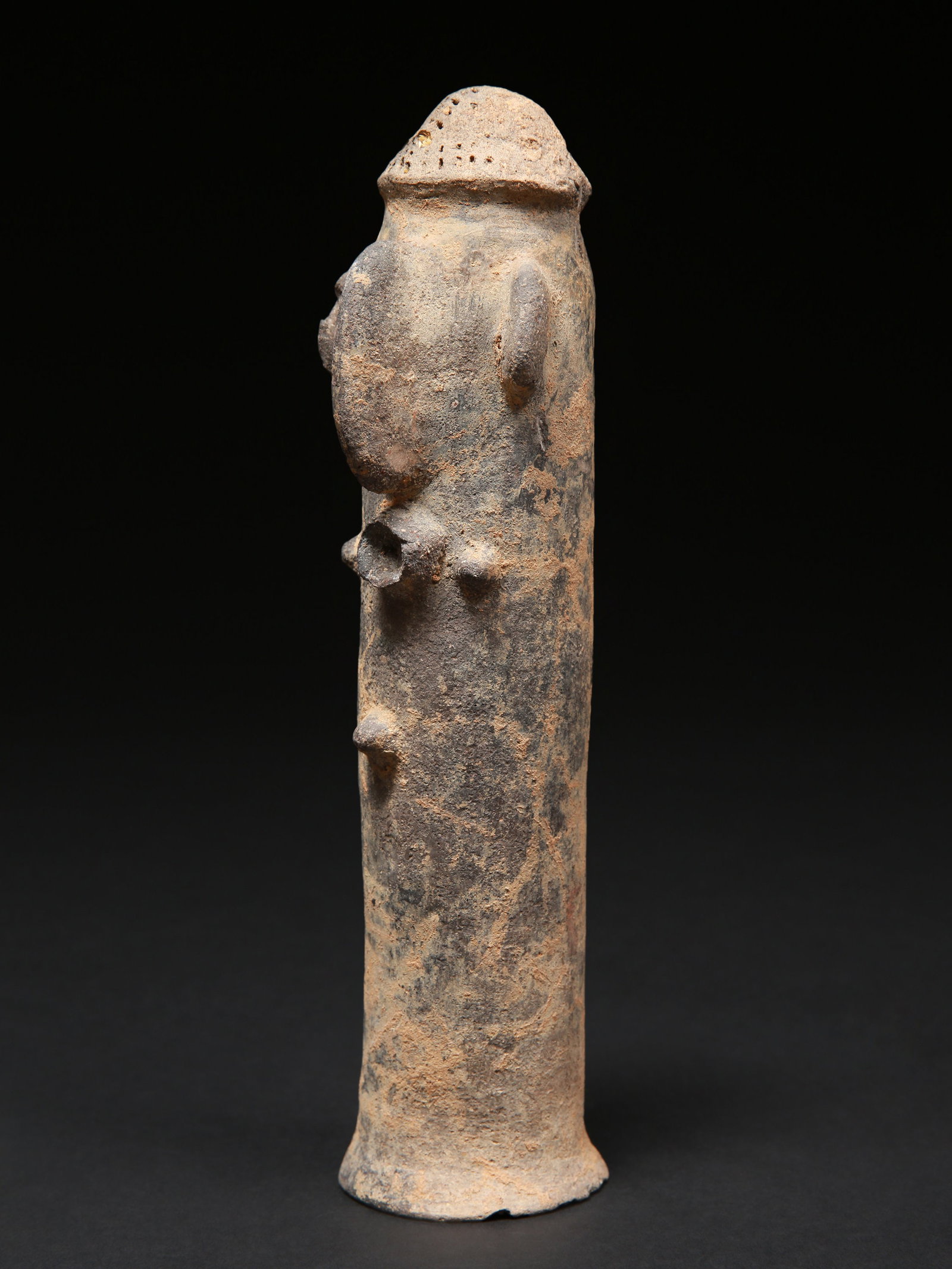 A Bura-Asinda-Sikka anthropomorphic Head: Anthropomorpher Kopf Bura-Asinda-Sikka Kultur. Niger Ohne Sockel / without base Terrakotta. H 28,5 cm. Provenienz: Schweizer Privatsammlung, Basel. Durch Sand-Verwehungen im Nordwesten von Niamey, der