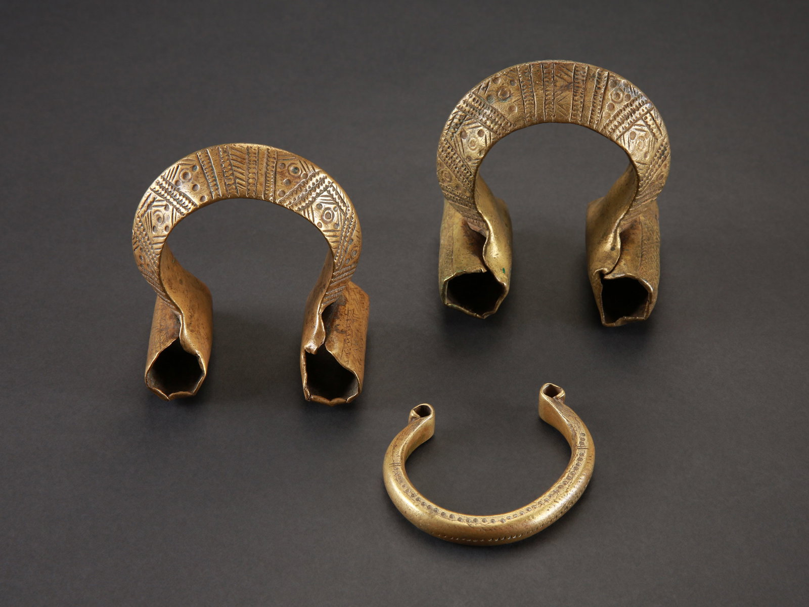 3 Peul Bracelets: 3 Armreife Peul. Sahelzone, Westafrika Ohne Sockel / without base Gelbguss. B 7,5 - 10 cm. Provenienz: Gérald Minkoff (1937-2009) und Muriel Olesen (1948-2020), Genf. Seit jeher begleitet und fas