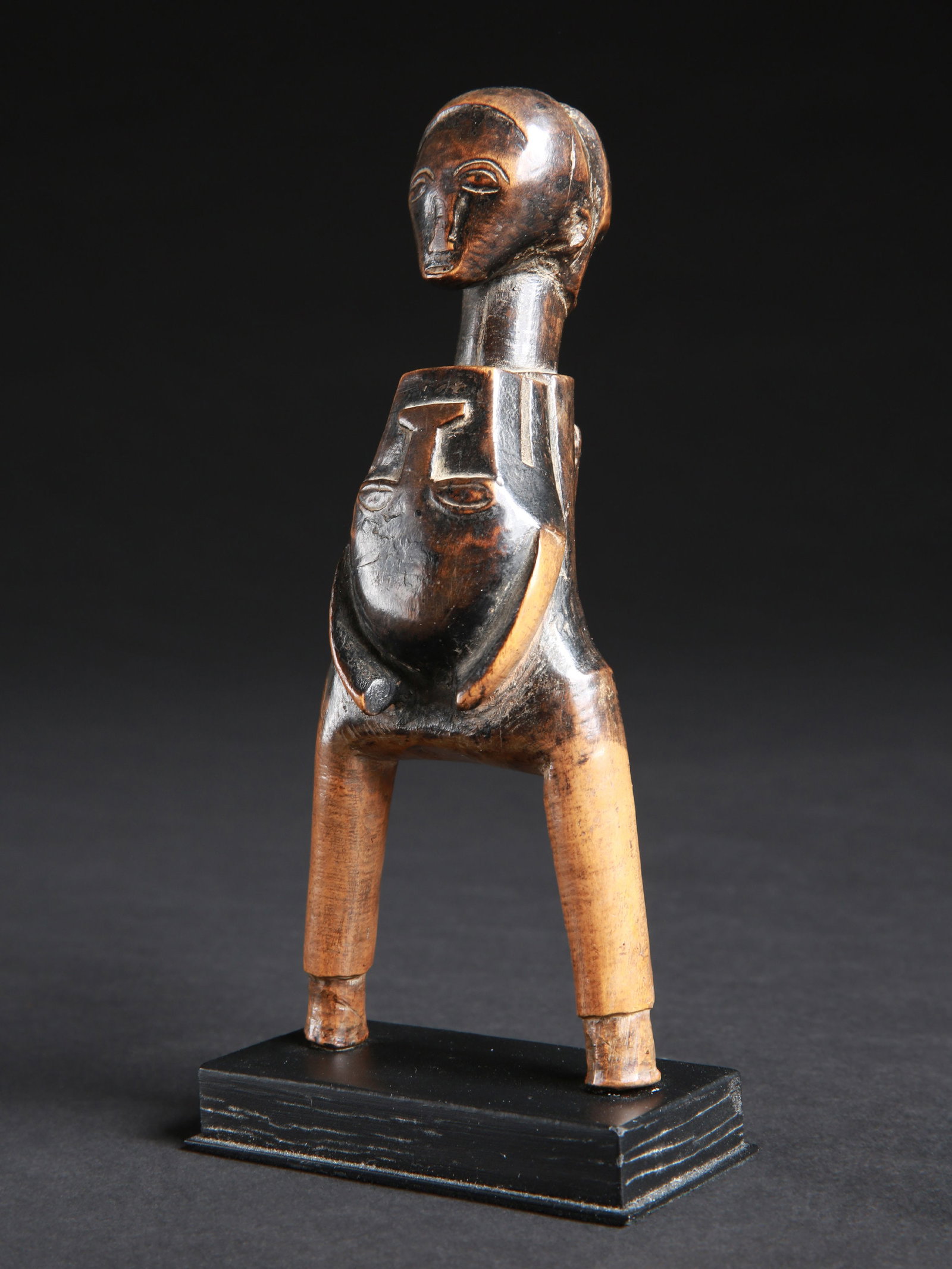 A Baule figurative Slingshot, "potomowaka": Figürliche Steinschleuder, "potomowaka" Baule. Côte d’Ivoire Mit Sockel / with base Holz. H 16 cm. Provenienz: - Galerie Dettinger-Mayer, Lyon, Frankreich. - Christian Zingg (1956-2023