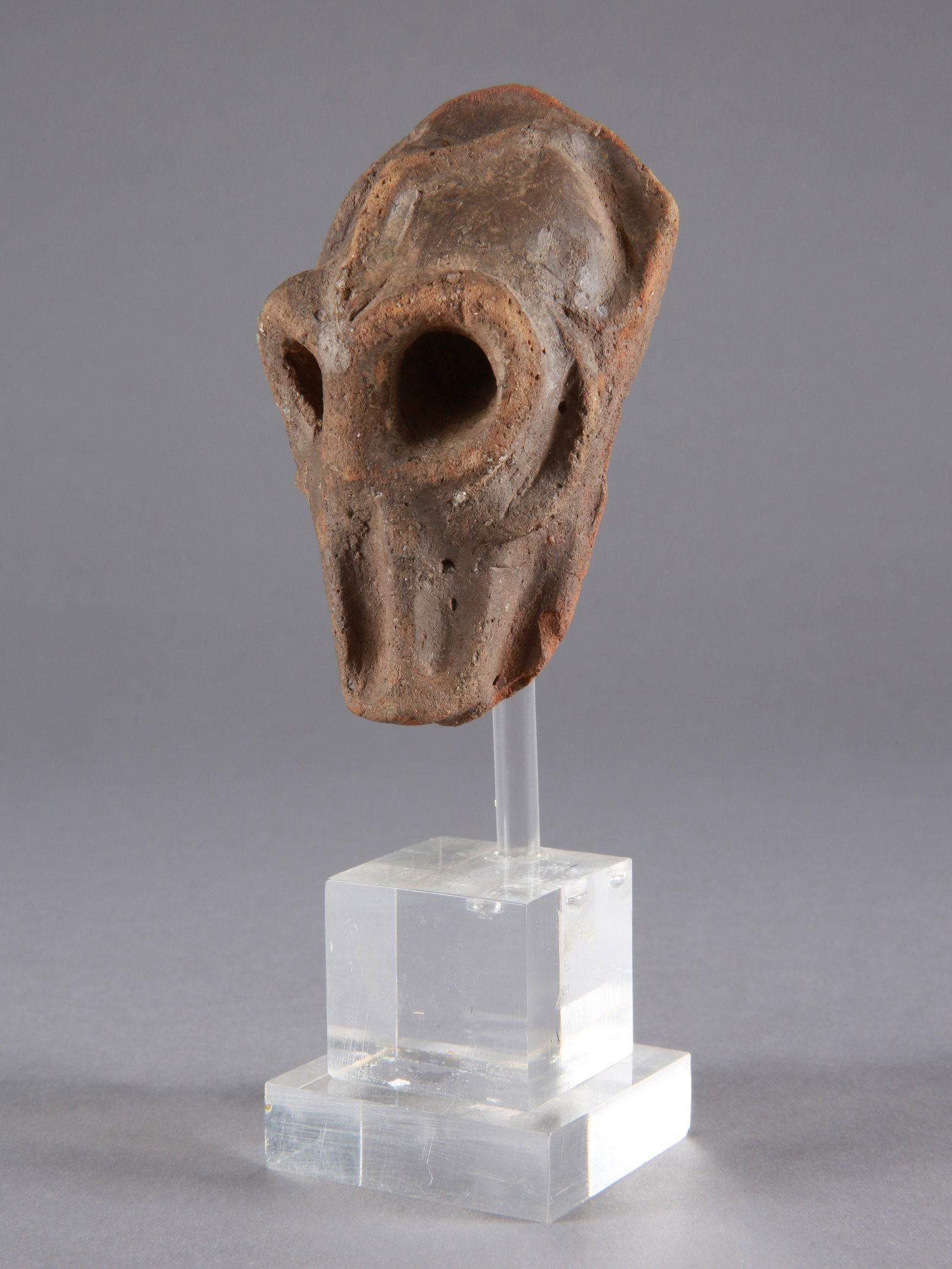 Igbo (?) zoomorphic Skull: Zoomorpher Schädel Igbo (?). Nigeria Mit Sockel / with base Terrakotta. H 8,5 cm Provenienz: Helmut (1931-2021) und Marianne Zimmer, Zürich. CHF 100 / 200