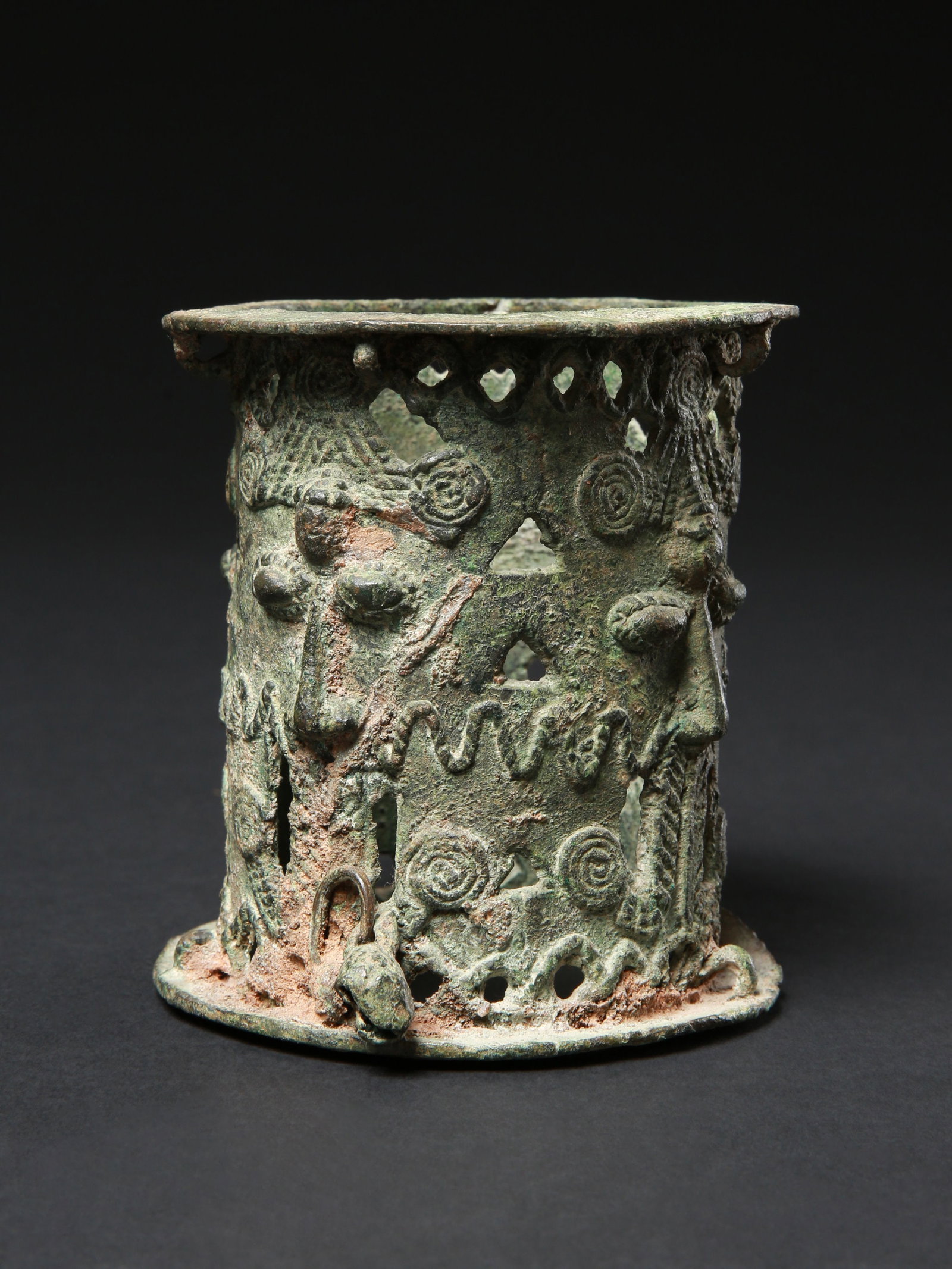 A Yoruba Bronze Bracelet with figurative Motifs: Breiter Armreif mit figürlichen Motiven Yoruba. Nigeria Ohne Sockel / without base Gelbguss. H 11,5 cm. Provenienz: Gérald Minkoff (1937-2009) und Muriel Olesen (1948-2020), Genf. Reich verz