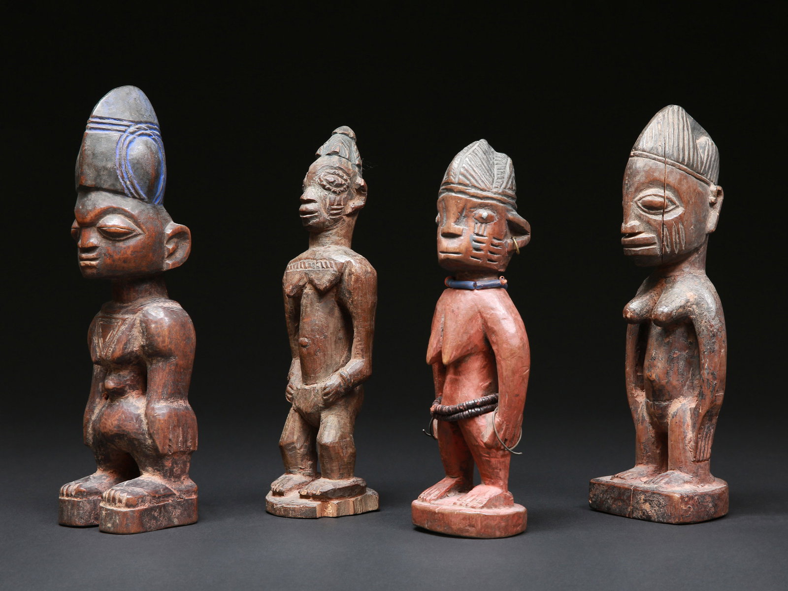 4 Yoruba Twin Figures, "ere ibeji": 4 Zwillingsfiguren, "ere ibeji" Yoruba. Nigeria Ohne Sockel / without base Holz. H 26 - 30 cm. Provenienz: Hans-Joachim Struck (1934-2016), 1980er Jahre in Nigeria erworben. Über Zwillinge wurde 