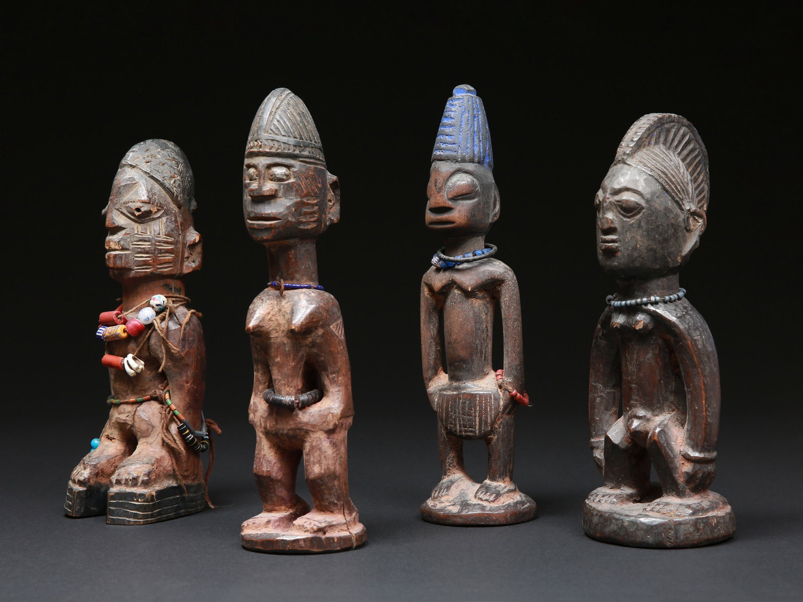 4 Yoruba Twin Figures, "ere ibeji": 4 Zwillingsfiguren, "ere ibeji" Yoruba. Nigeria Ohne Sockel / without base Holz. H 26 - 29 cm. Provenienz: Hans-Joachim Struck (1934-2016), 1980er Jahre in Nigeria erworben. Über Zwillinge wurde 