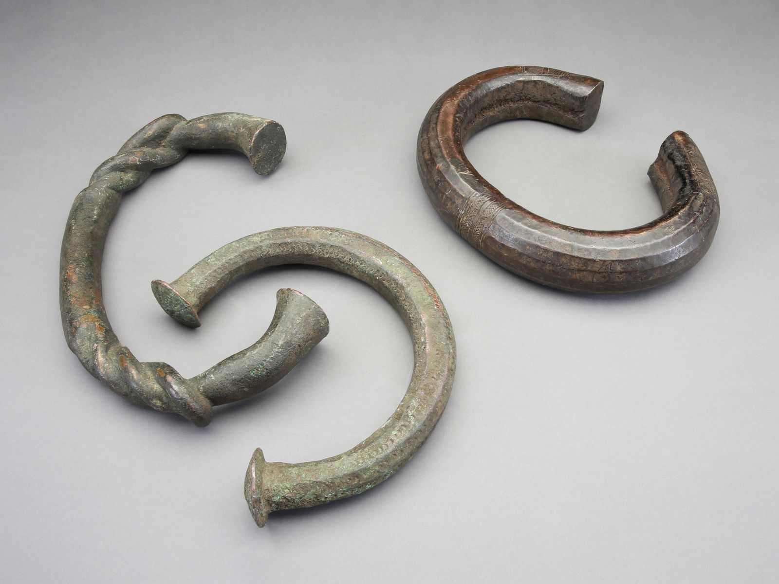 3 large Pre-Coinage Currencies: 3 grosse Reife / vormünzliche Zahlungsmittel Nigeria / DR Kongo Ohne Sockel / without base Kupferlegierungen. B 19,5 - 27,5 cm. Provenienz: Gérald Minkoff (1937-2009) und Muriel Olesen (1948