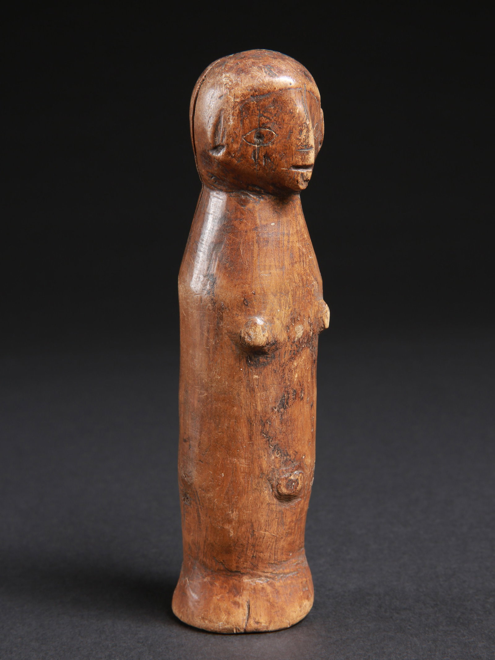 A Tabwa Twin Figure, "mpundu": Zwillings-Figur, "mpundu" Tabwa. DR Kongo Ohne Sockel / without base Holz. H 16,5 cm. Provenienz: - Edmond (Edi) Remondino, Burundi und Zürich. - Schweizer Privatsammlung, Zürich (1995). Abs