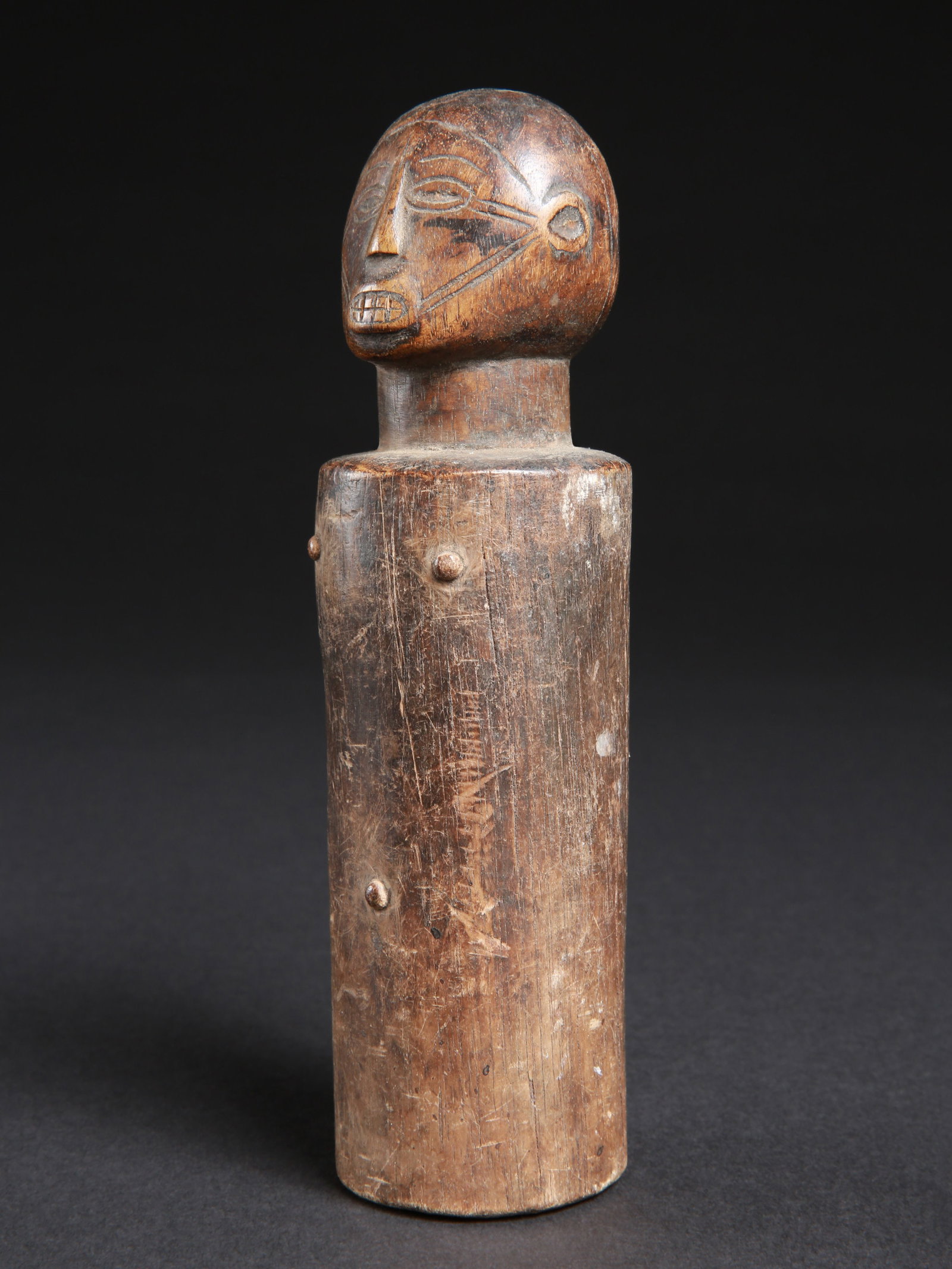 A Tabwa Twin Figure, "mpundu": Zwillings-Figur, "mpundu" Tabwa. DR Kongo Ohne Sockel / without base Holz. H 19,5 cm. Provenienz: - Edmond (Edi) Remondino, Burundi und Zürich. - Schweizer Privatsammlung, Zürich (1995). Abs