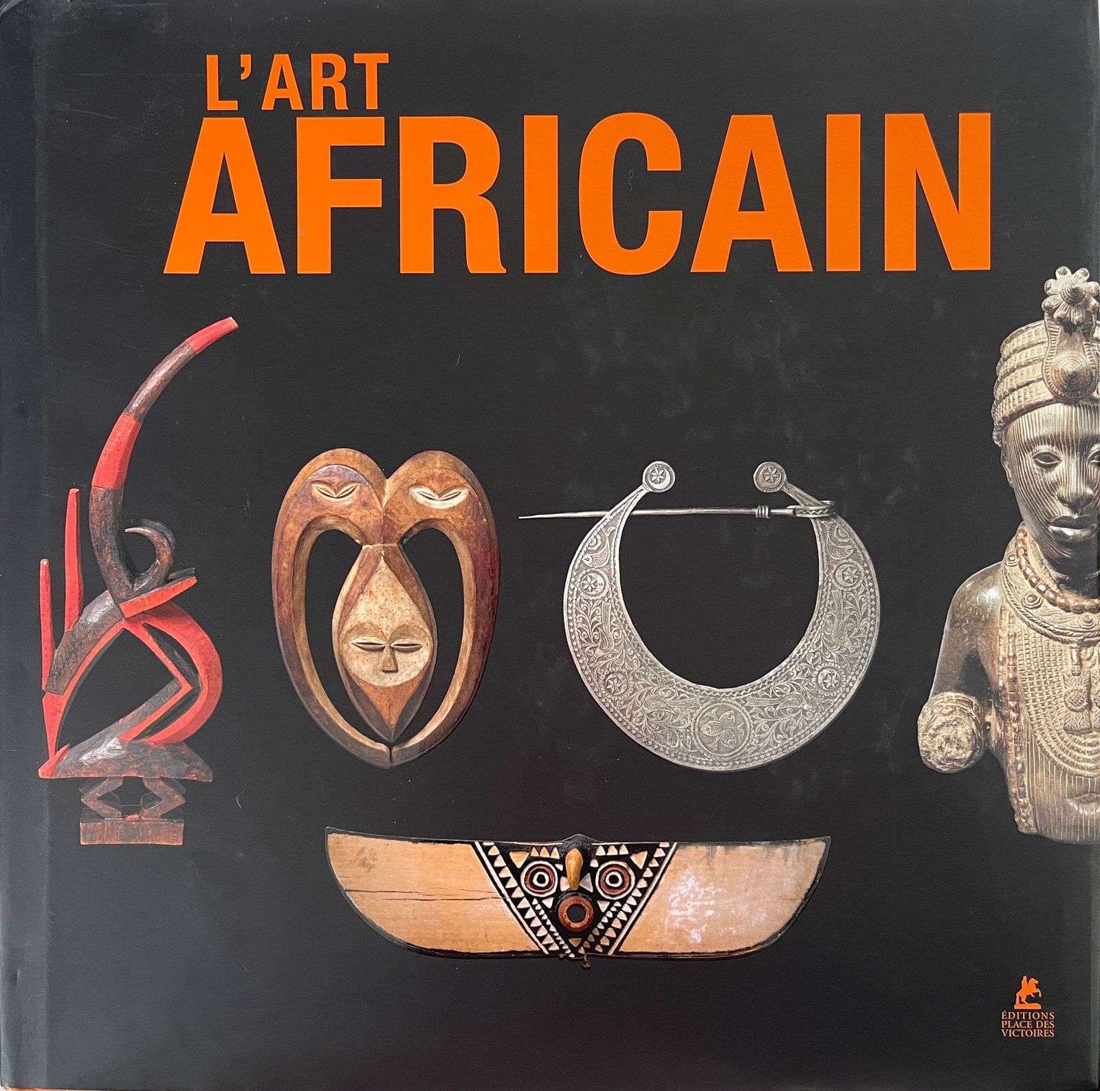 L'Art Africain: L'Art Africain Place des Victoires (Ed.) Paris: Place des Victoires (2011) French Text/Edition 574 pages Numerous illustrations Hardcover 4'424 g CHF 50 / 100