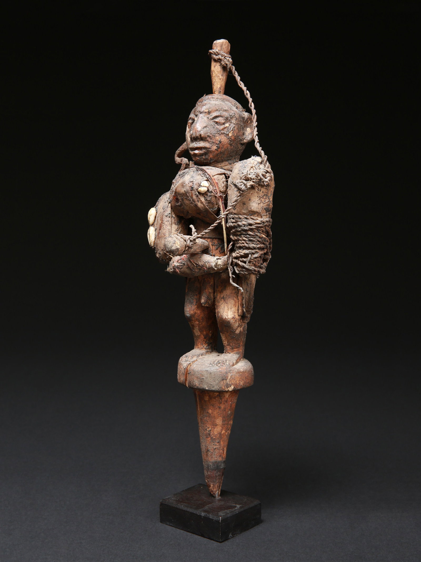 A Nago Power Figure, "bochio": Kraftfigur, "bochio" Goun, Nago ou Fon. Benin Mit Sockel / with base Holz, Fetischmaterial. H 33 cm. Provenienz: - Jasmine Dahl, London. - 2014: Pierre und Hedwige Sennwald, Lausanne. Das afrikanische