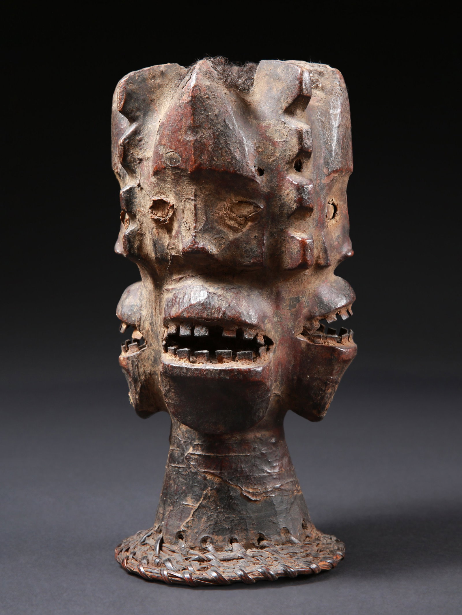 An Widekum four-headed Headdress: Vierköpfiger Kopfaufsatz Widekum. Kamerun Ohne Sockel / without base Holz, Leder, Haar, Rattan. H 27 cm. Provenienz: - Gérald Minkoff (1937-2009) und Muriel Olesen (1948-2020), Genf. - Hamme