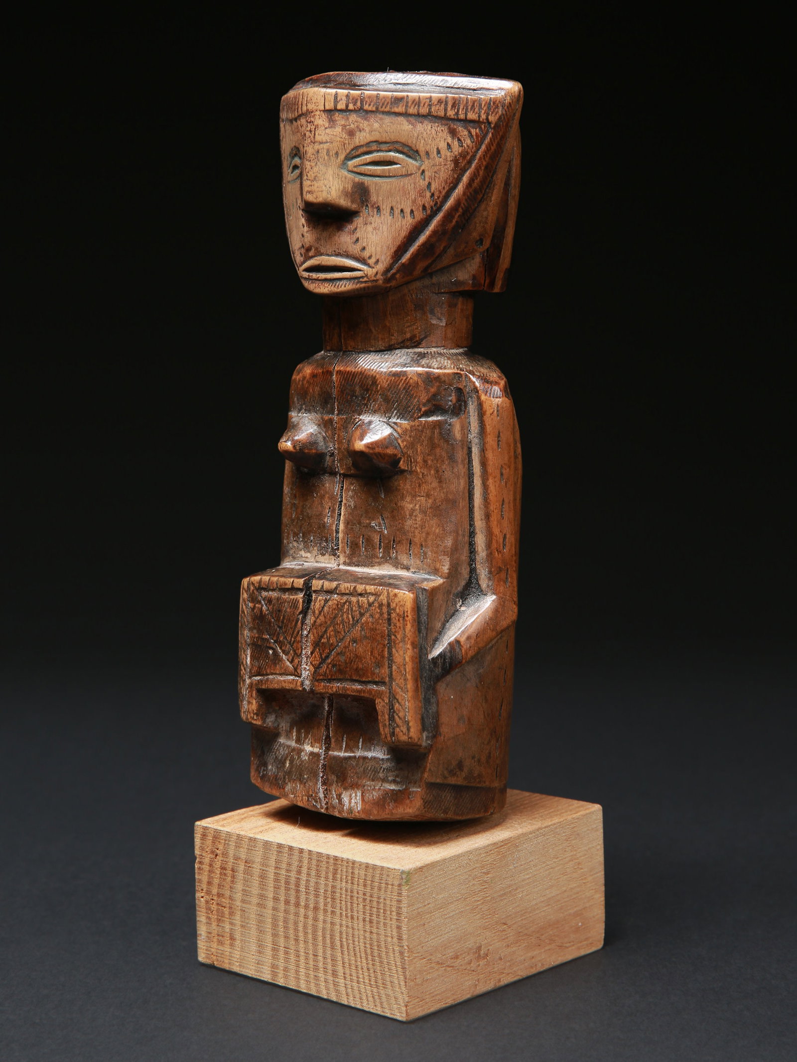 An Ovimbundu (?) Miniature Figure: Miniatur-Halbfigur Ovimbundu (?). Angola Mit Sockel / with base Holz. H 16 cm. Provenienz: - Peter Stettler (1939-1998) und Erica Stettler-Schnell (1940-2019). - Hammer Auktionen, Basel, 18.06.2021, L