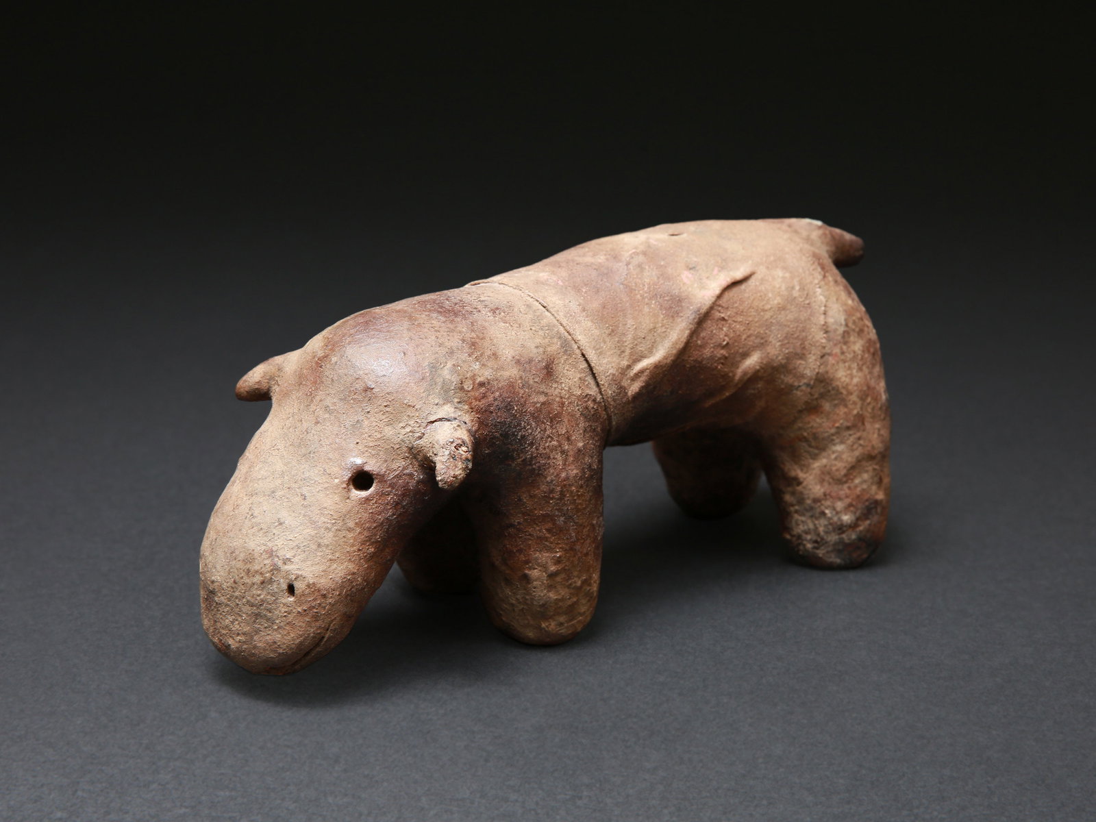 A Shambala Miniature Representation of a Hippopotamus: Miniaturdarstellung eines Flusspferdes Shambala. Tansania Ohne Sockel / without base Terrakotta, Textil. H 8 cm. Provenienz: - lt. Cl.-A. Siegler: Privatsammlung. - Galerie D’un monde à l’autre, 