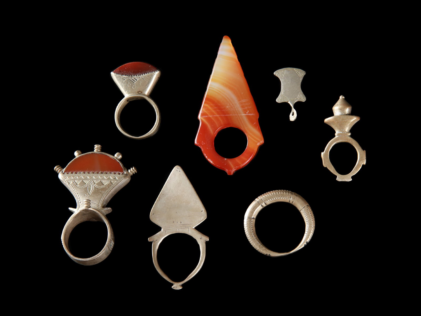 7 Tuareg Jewelry Rings, "tisek": 7 Schmuck-Ringe, "tisek" Tuareg. Algerien, Lybien, Mali, Niger, Burkina Faso Ohne Sockel / without base Silber, Karneol. L 2,5 - 6,5 cm. Provenienz: deutsche Privatsammlung, Rheinland-Pfalz. Bei diese